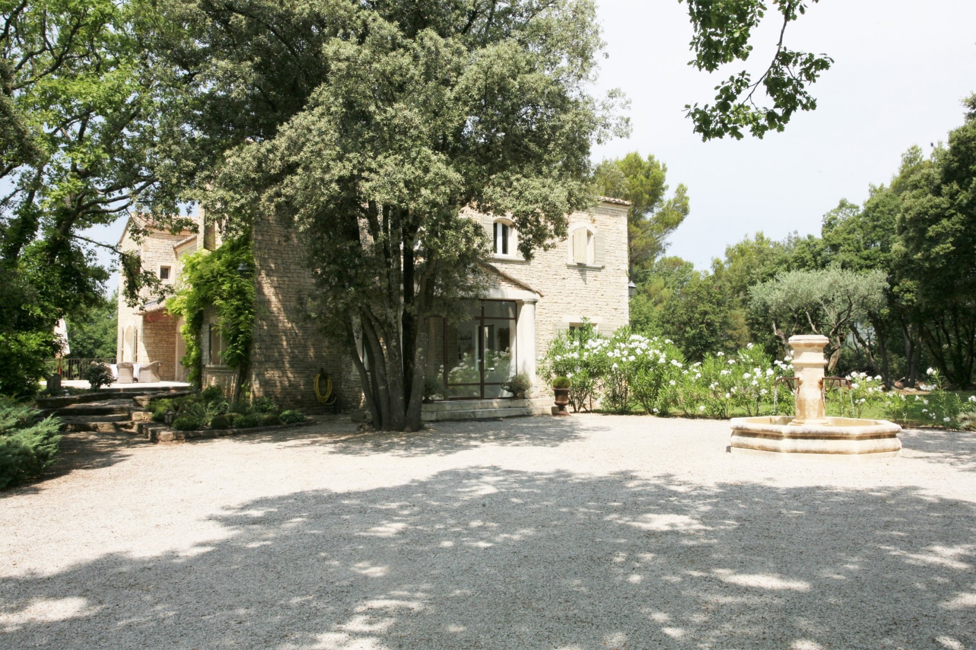 Location à Gordes, superbe mas avec piscine chauffée   