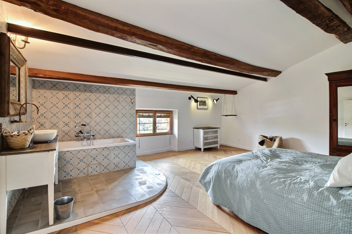 Location de prestige, superbe bâtisse rénovée avec goût comprenant 10 chambres   