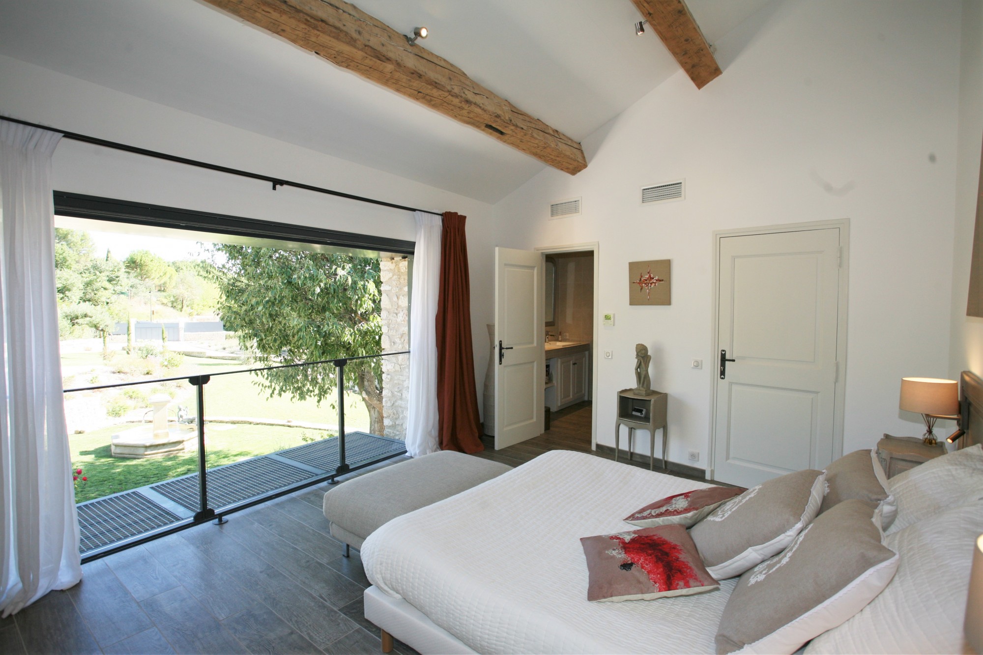 Location entre Gordes et Goult, propriété de prestige avec deux piscines   