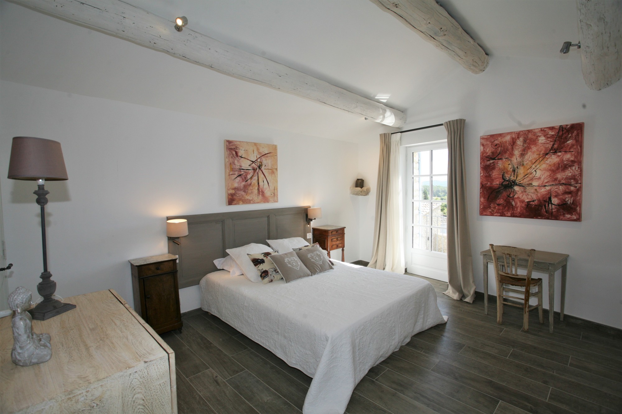 Location entre Gordes et Goult, propriété de prestige avec deux piscines   