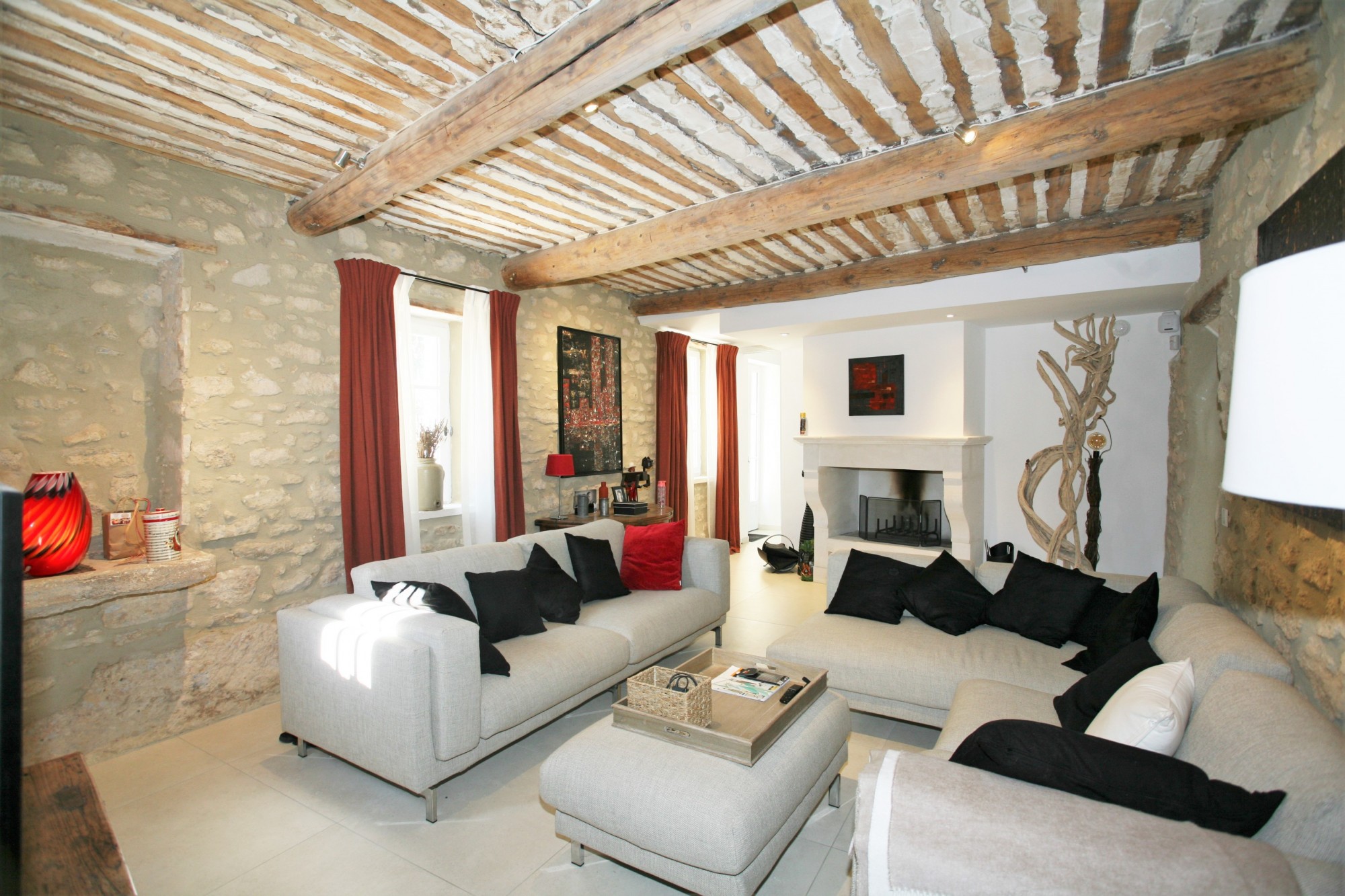 Location entre Gordes et Goult, propriété de prestige avec deux piscines   