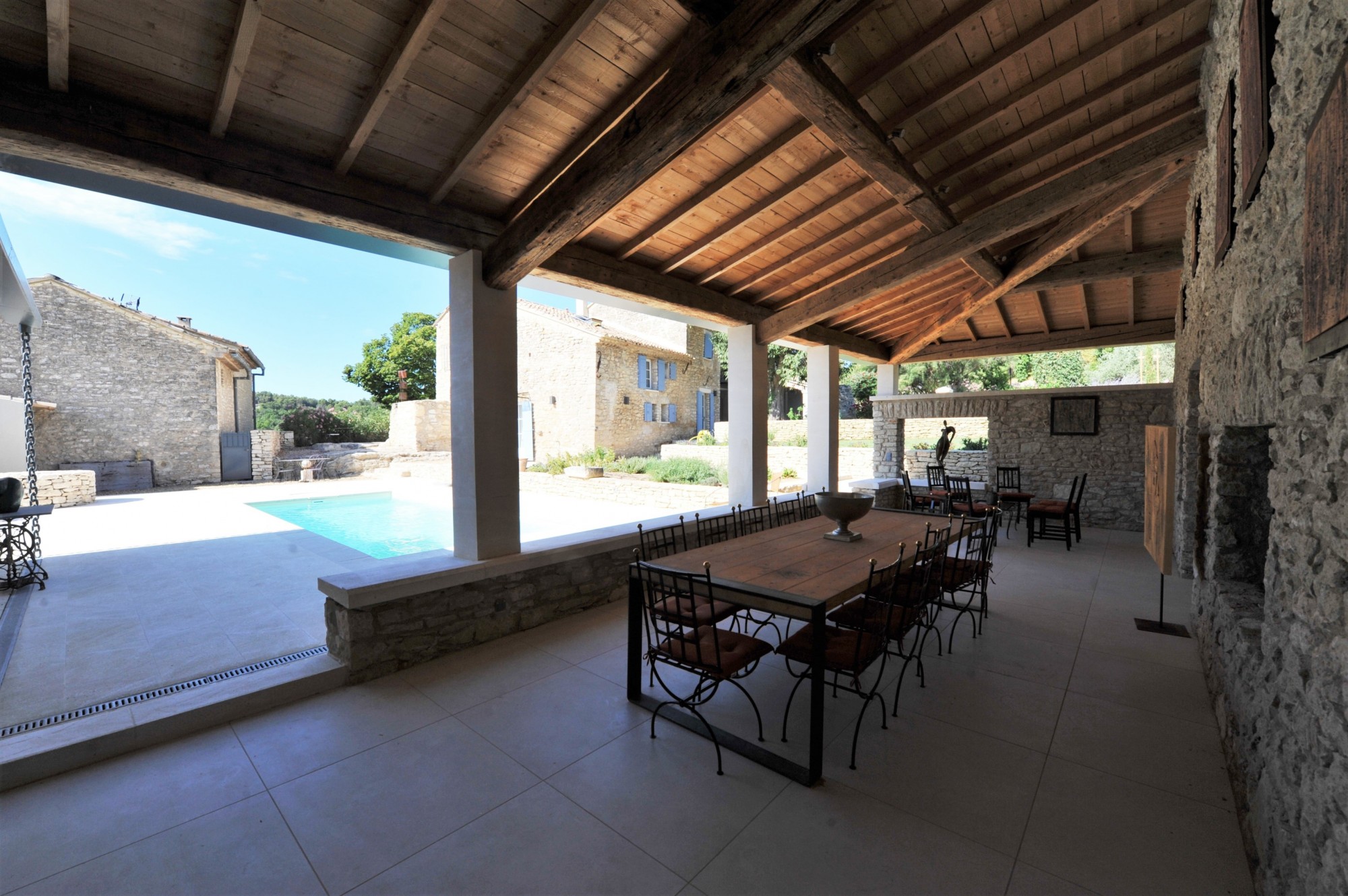 Location entre Gordes et Goult, propriété de prestige avec deux piscines   