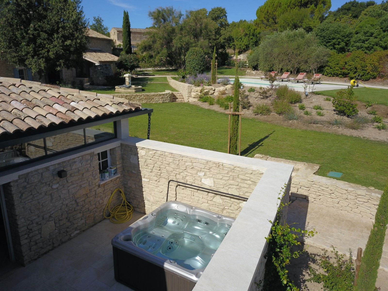 Location entre Gordes et Goult, propriété de prestige avec deux piscines   