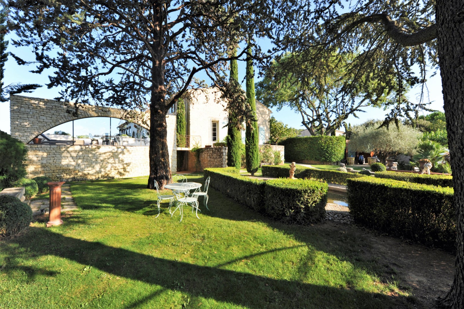 d'exception, à quelques minutes des villages perchés du Luberon, sublime propriété d'artistes   