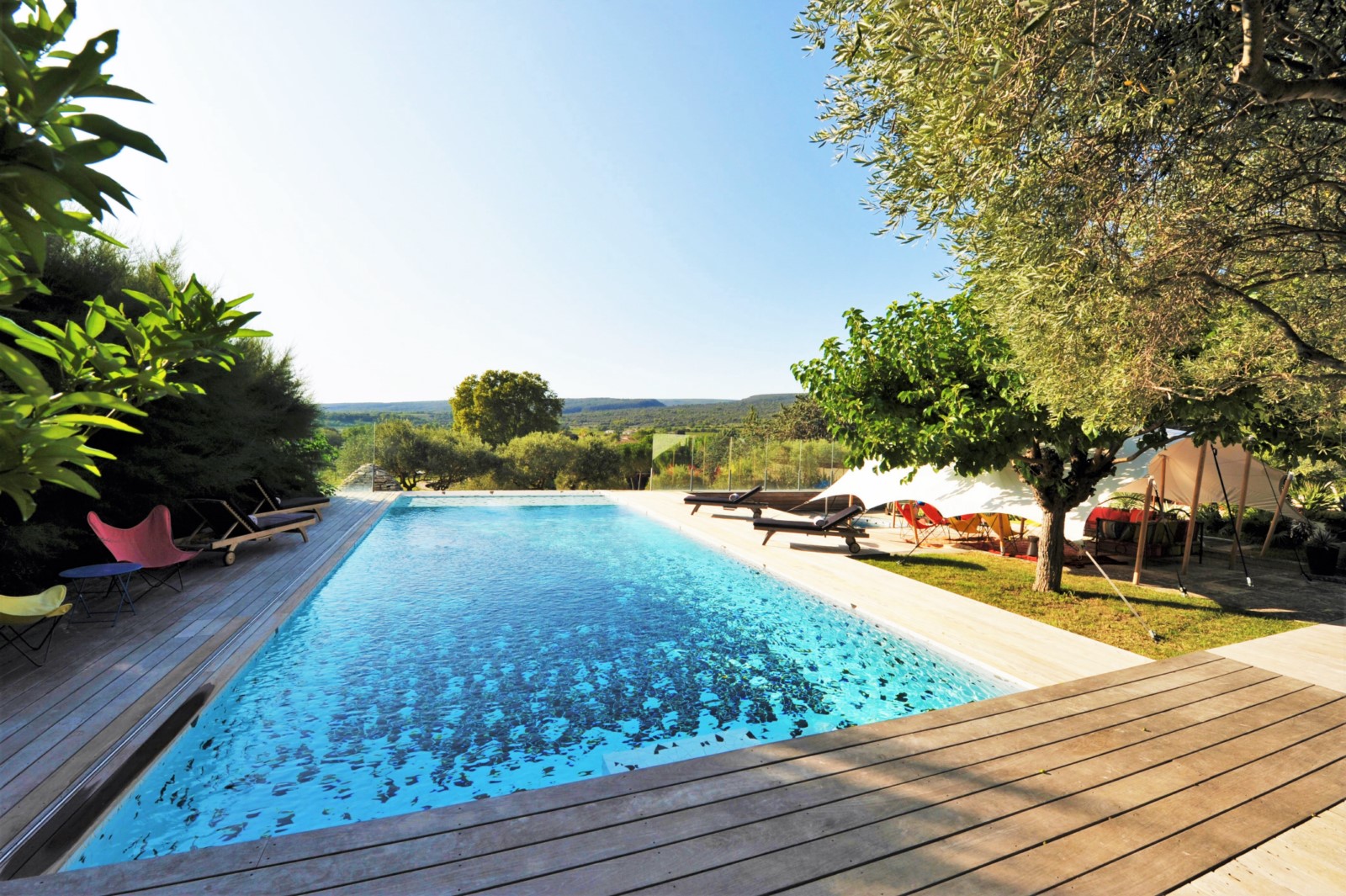 d'exception, à quelques minutes des villages perchés du Luberon, sublime propriété d'artistes   