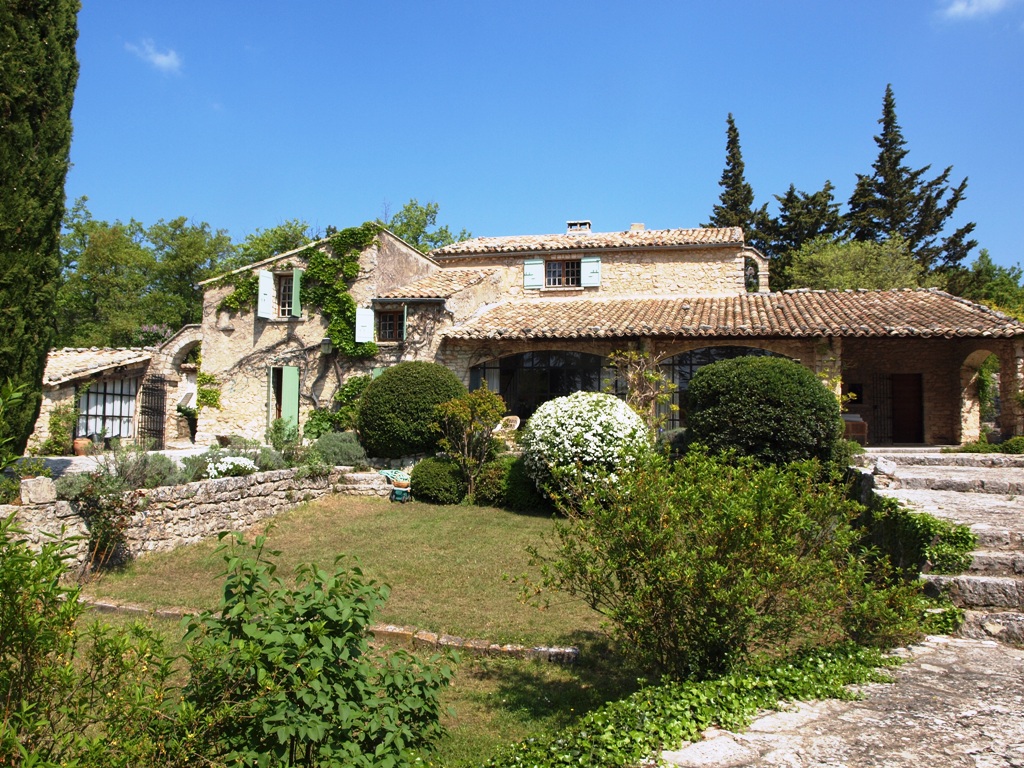 Location proche de Gordes, bergerie rénovée avec piscine au cœur de 7 hectares   