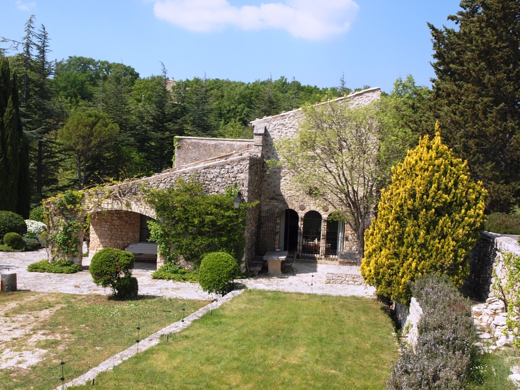 Location proche de Gordes, bergerie rénovée avec piscine au cœur de 7 hectares   