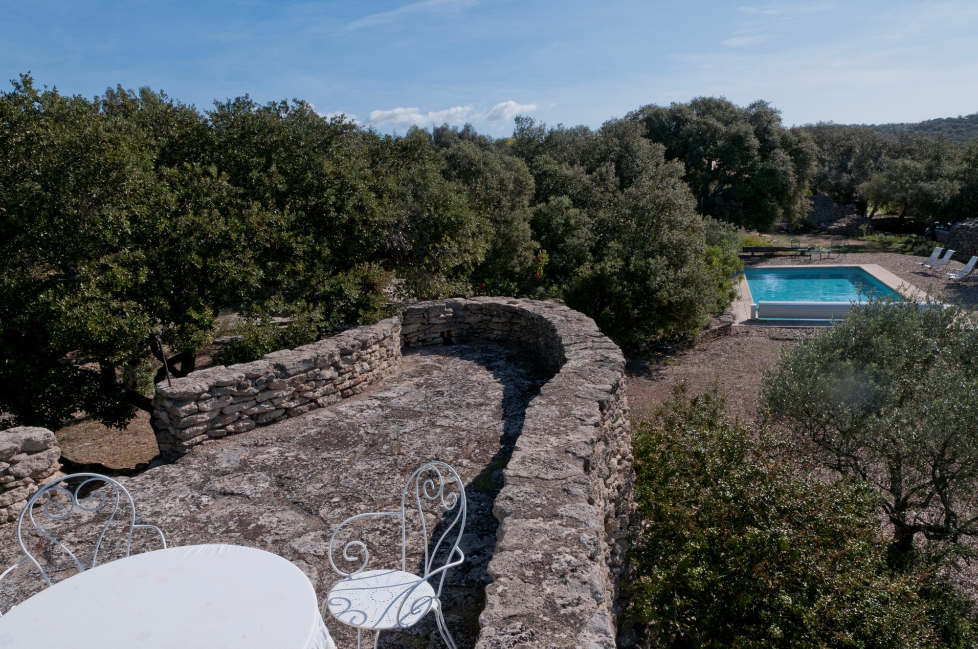à Gordes, authentique propriété provençale rénovée avec soin   