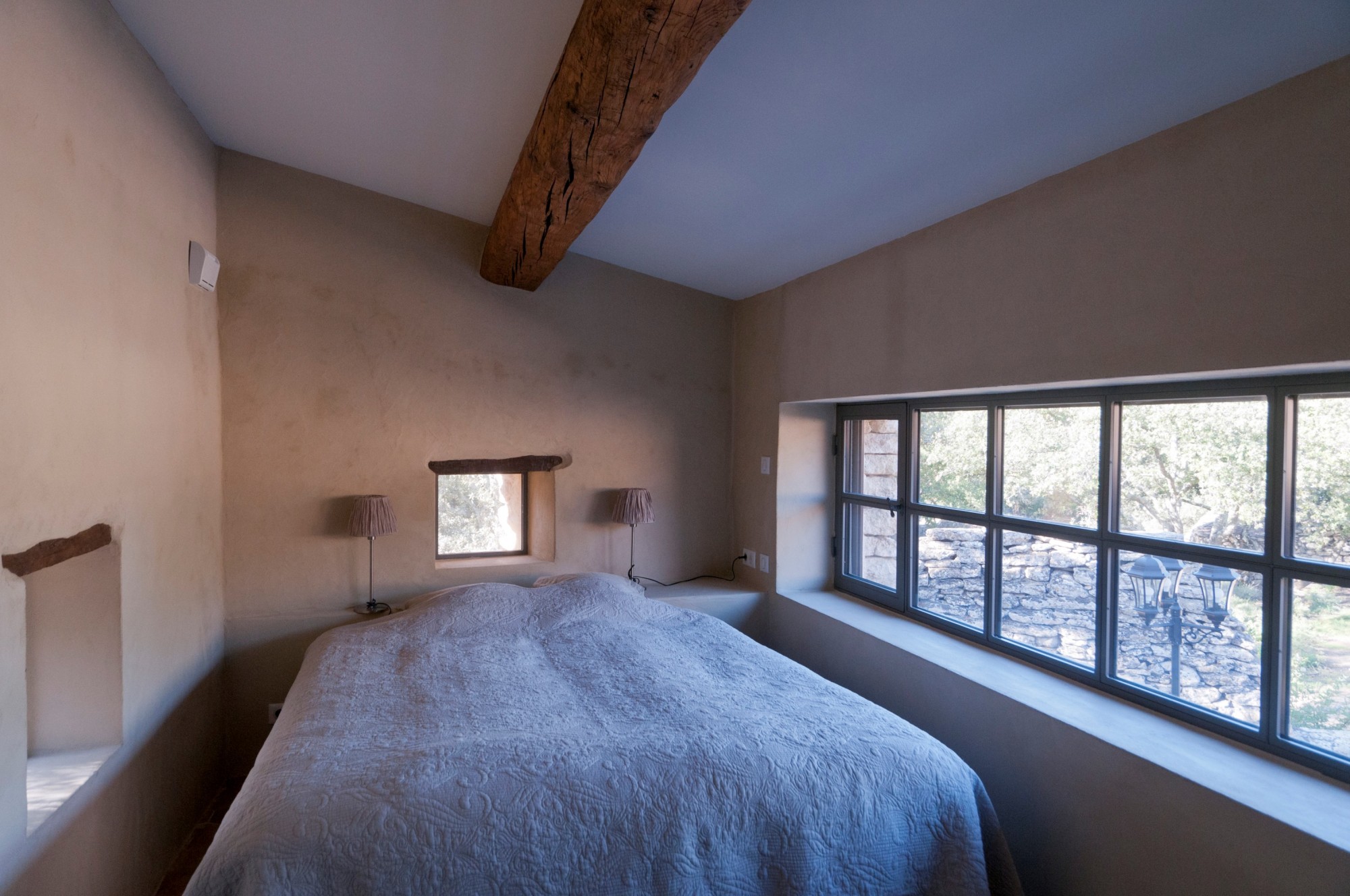 à Gordes, authentique propriété provençale rénovée avec soin   