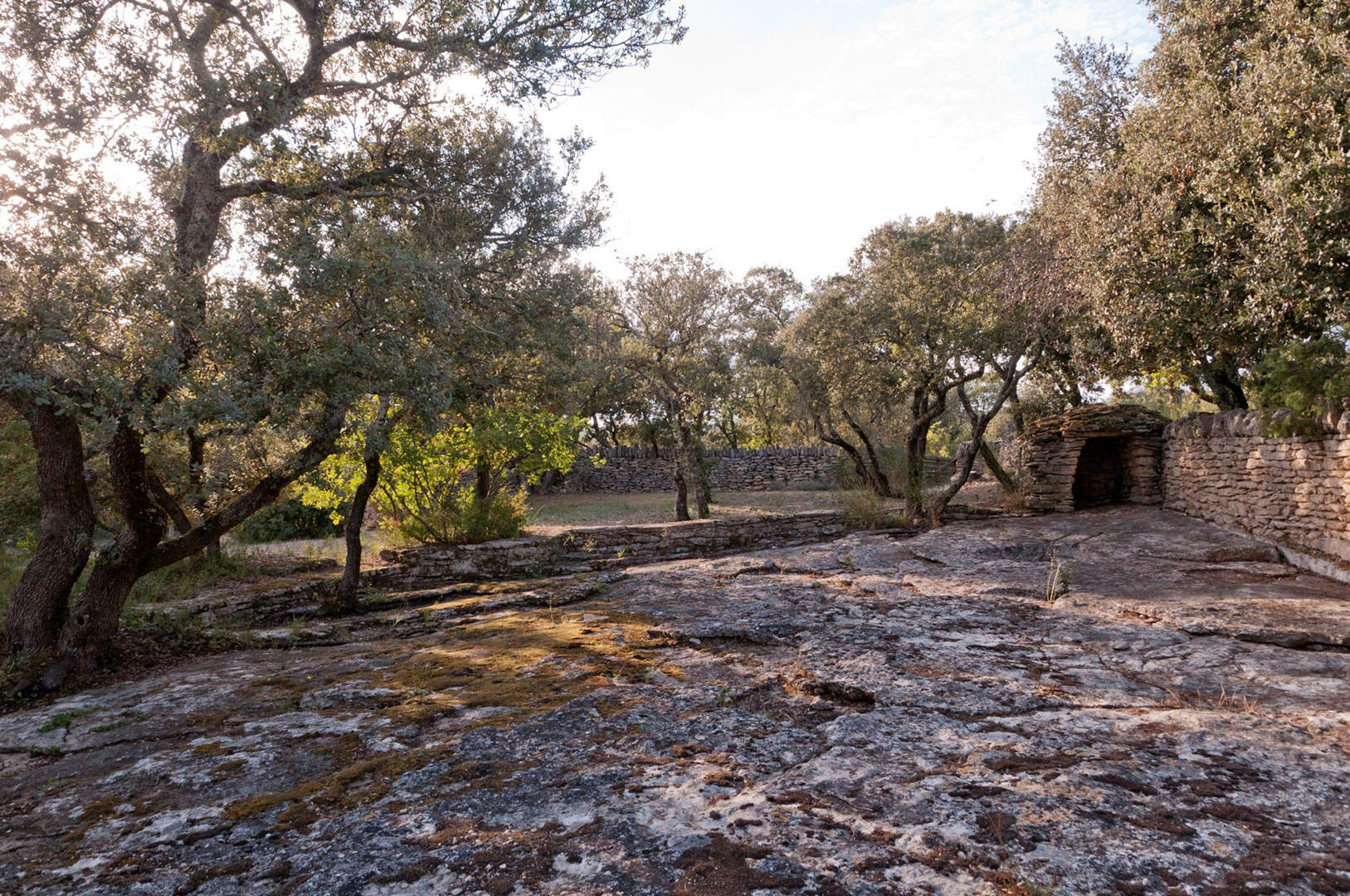 à Gordes, authentique propriété provençale rénovée avec soin   