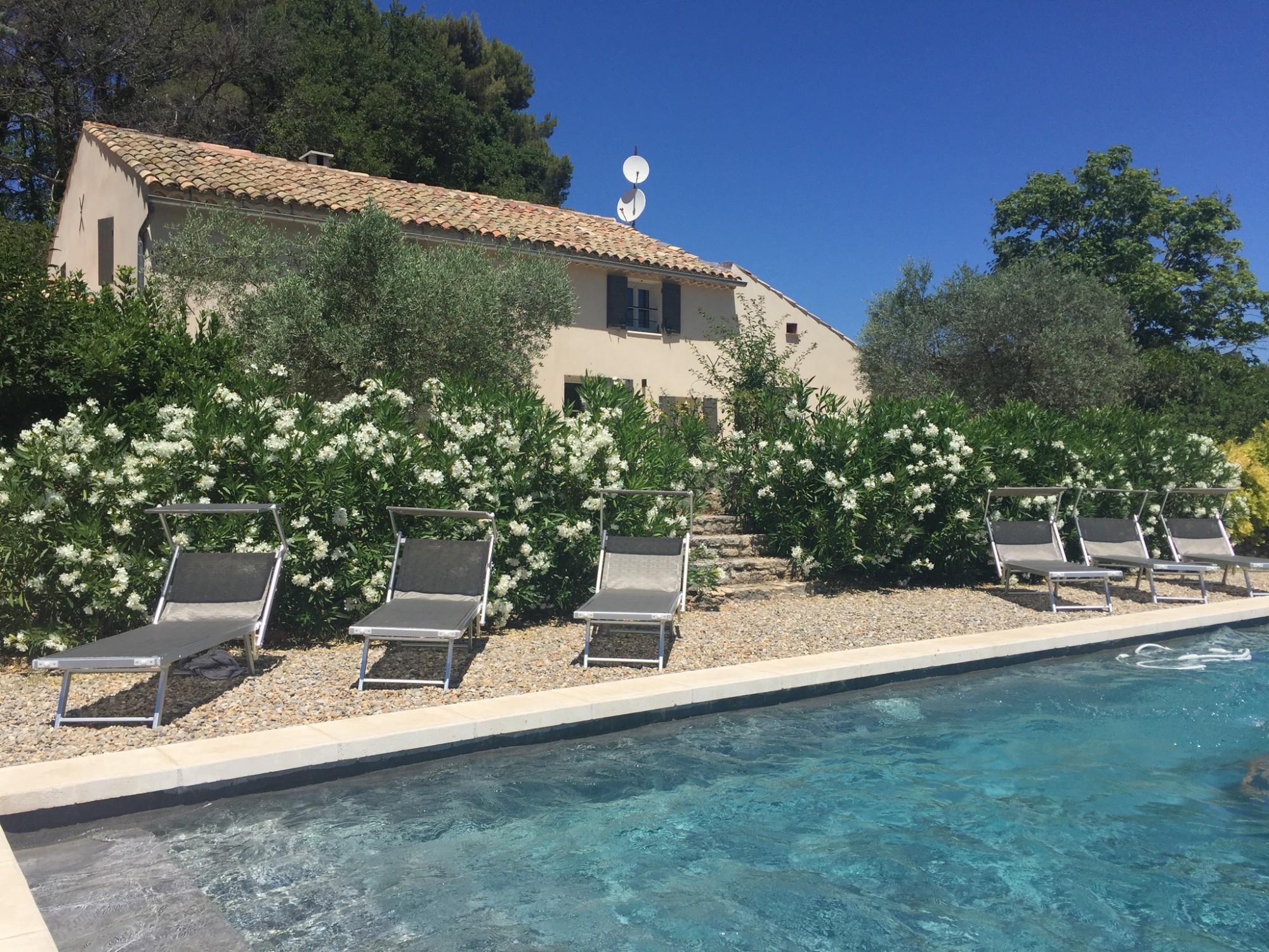 Location à Roussillon, face aux ocres, charmante bergerie rénovée avec piscine   