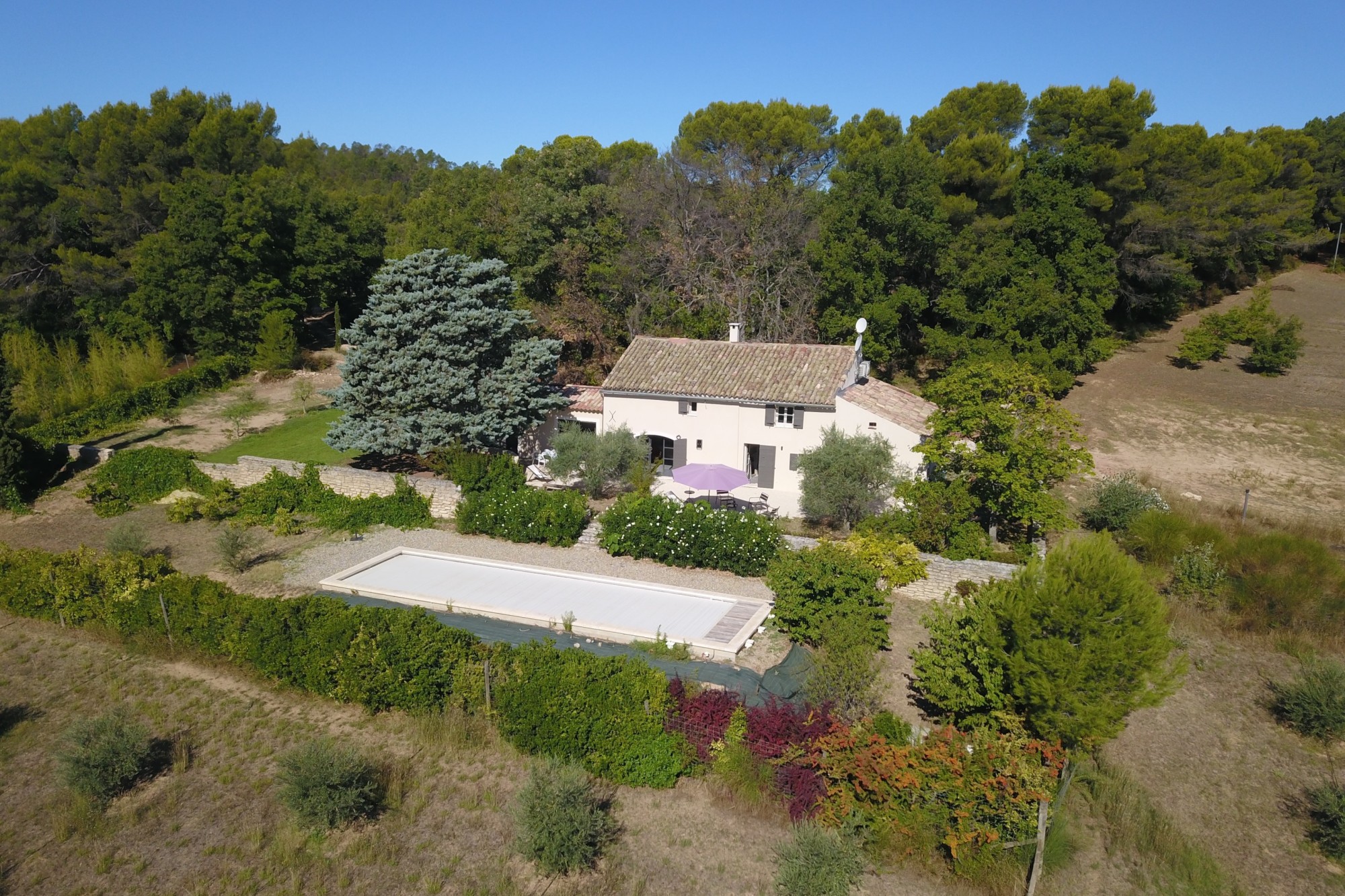 Location à Roussillon, face aux ocres, charmante bergerie rénovée avec piscine   