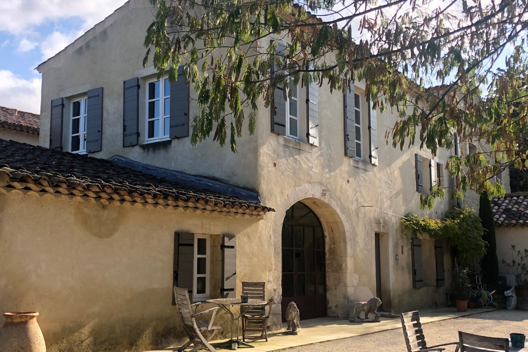Location à Oppède, propriété rénovée avec soin et goût offrant des prestations de qualité   