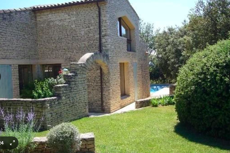 Gordes, au coeur d'un environnement sécurisé, maison en pierres avec piscine   