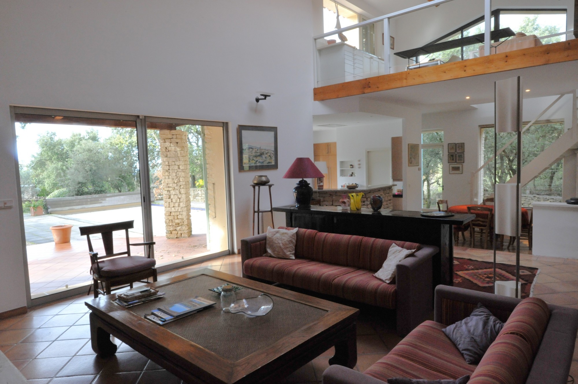 Gordes, au coeur d'un environnement sécurisé, maison en pierres avec piscine   