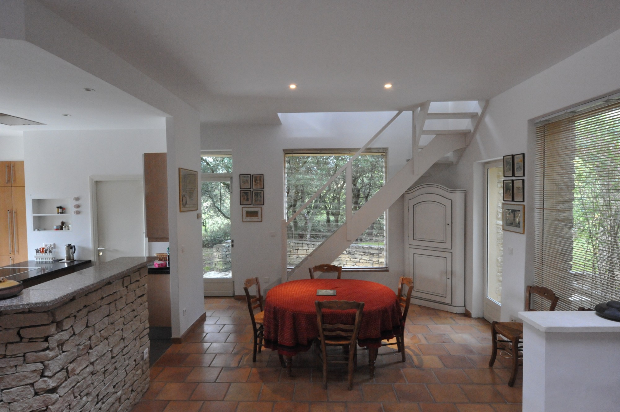Gordes, au coeur d'un environnement sécurisé, maison en pierres avec piscine   