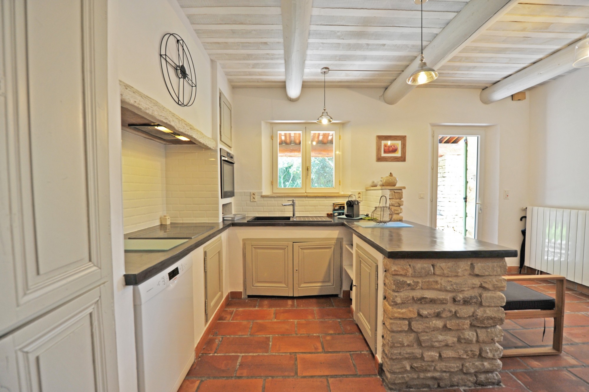 à Gordes, proche d'un hameau recherché, propriété rénovée avec piscine et dépendances.    