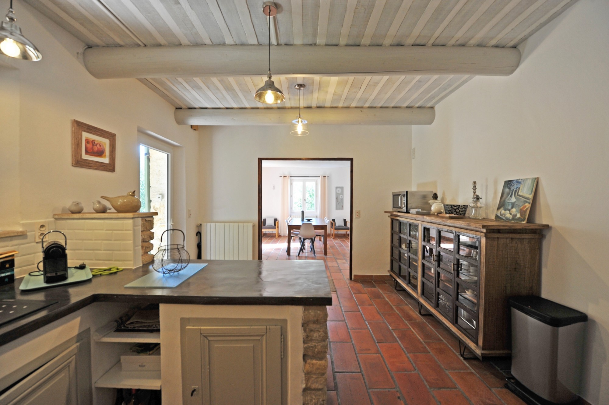 à Gordes, proche d'un hameau recherché, propriété rénovée avec piscine et dépendances.    