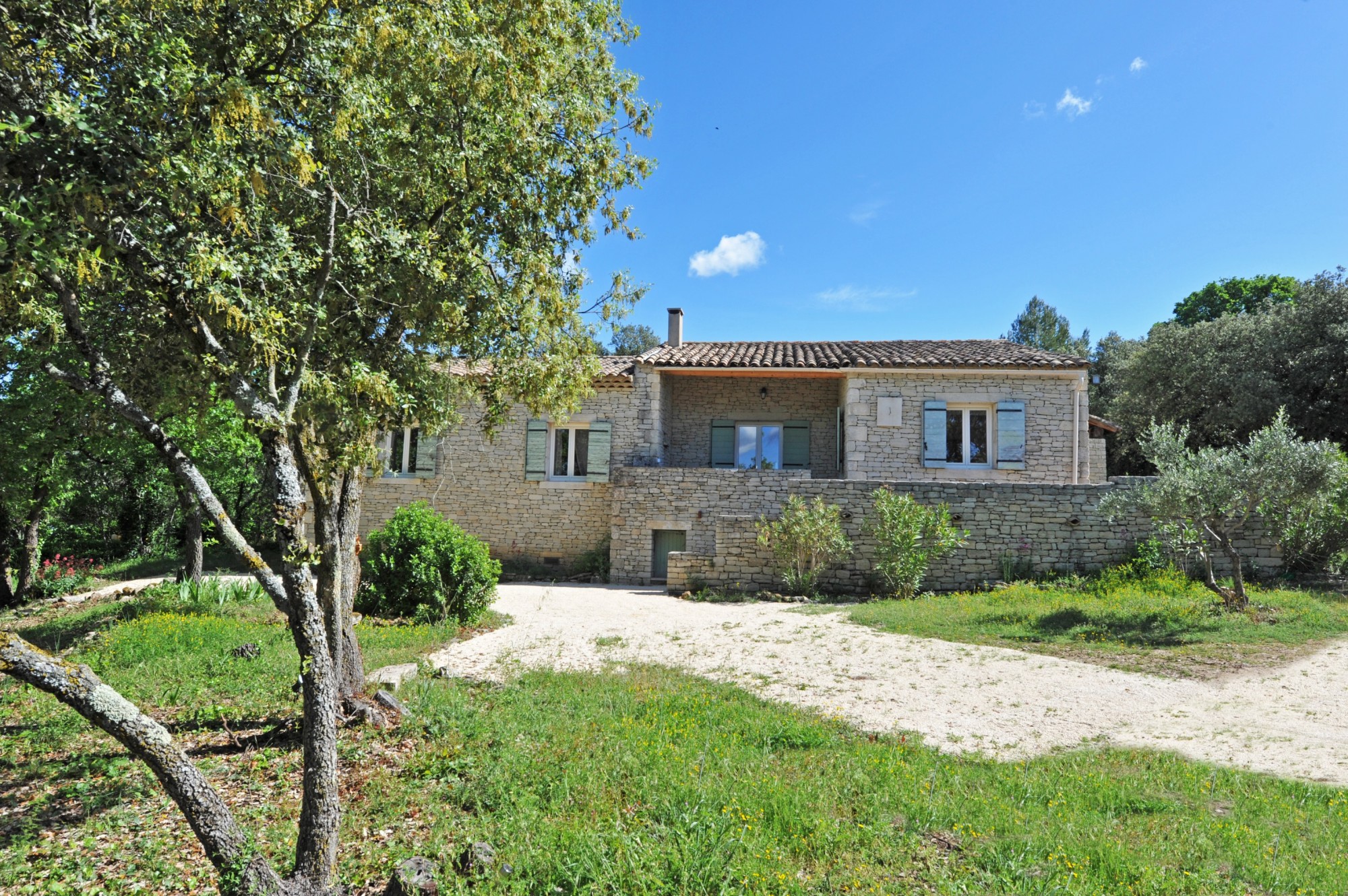 à Gordes, proche d'un hameau recherché, propriété rénovée avec piscine et dépendances.    