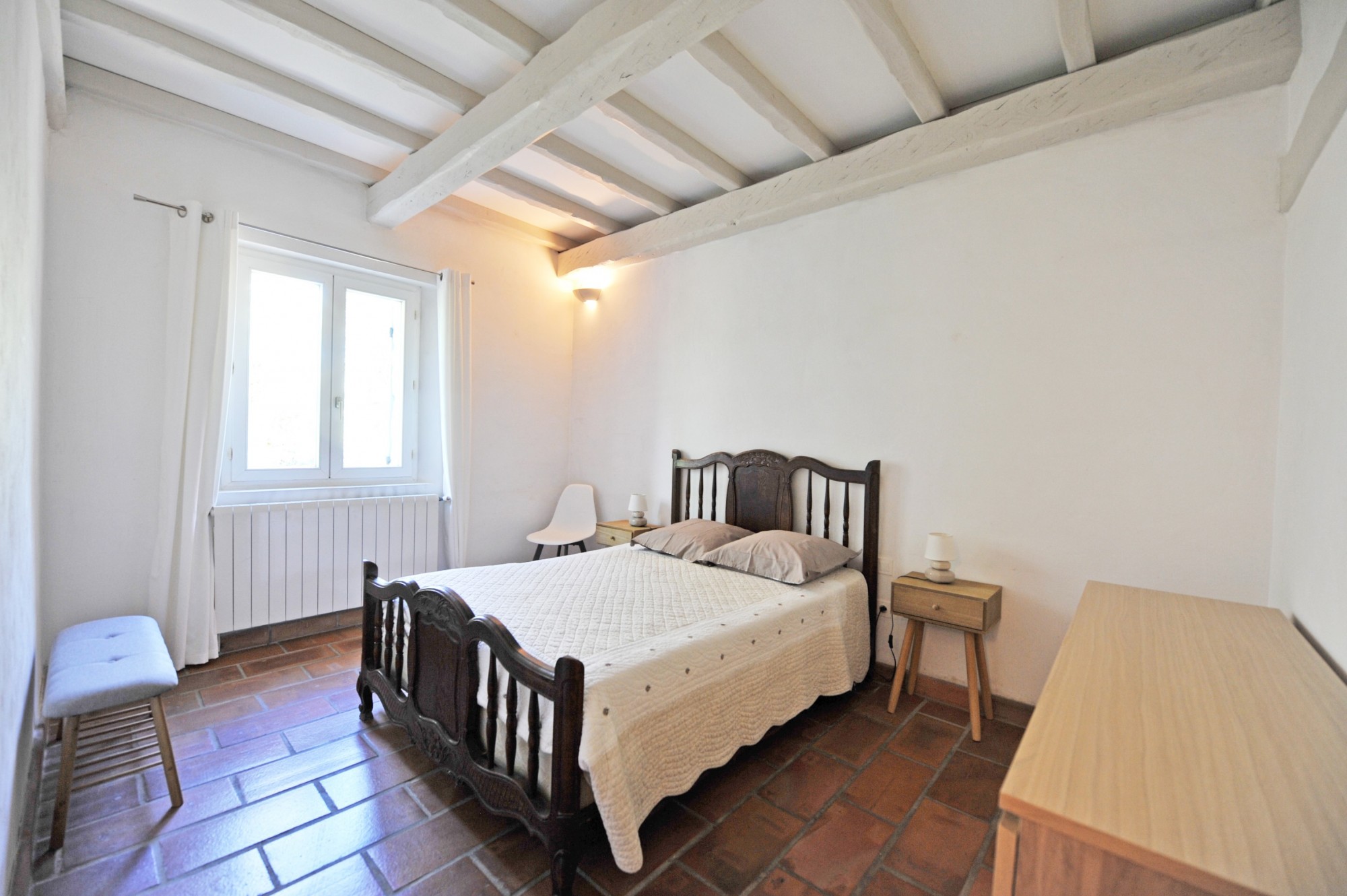 à Gordes, proche d'un hameau recherché, propriété rénovée avec piscine et dépendances.    