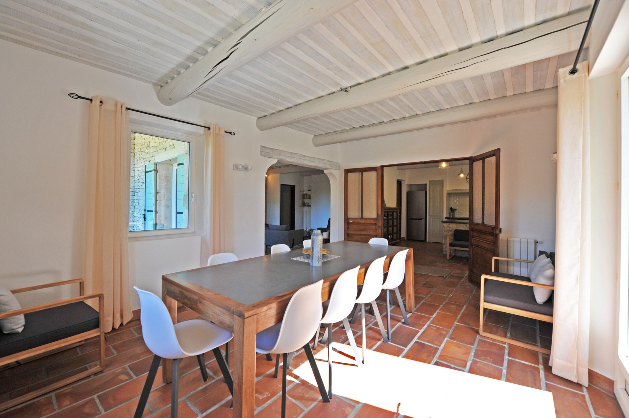 à Gordes, proche d'un hameau recherché, propriété rénovée avec piscine et dépendances.    