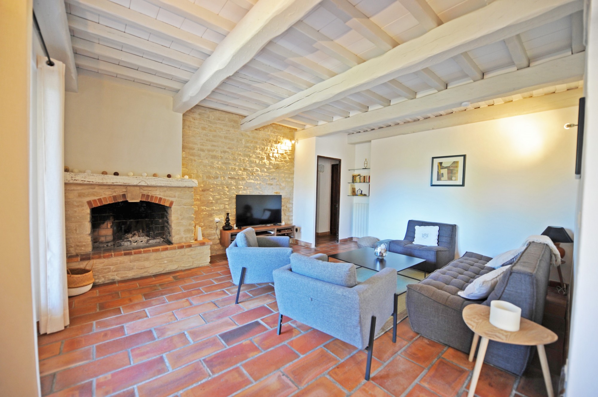 à Gordes, proche d'un hameau recherché, propriété rénovée avec piscine et dépendances.    