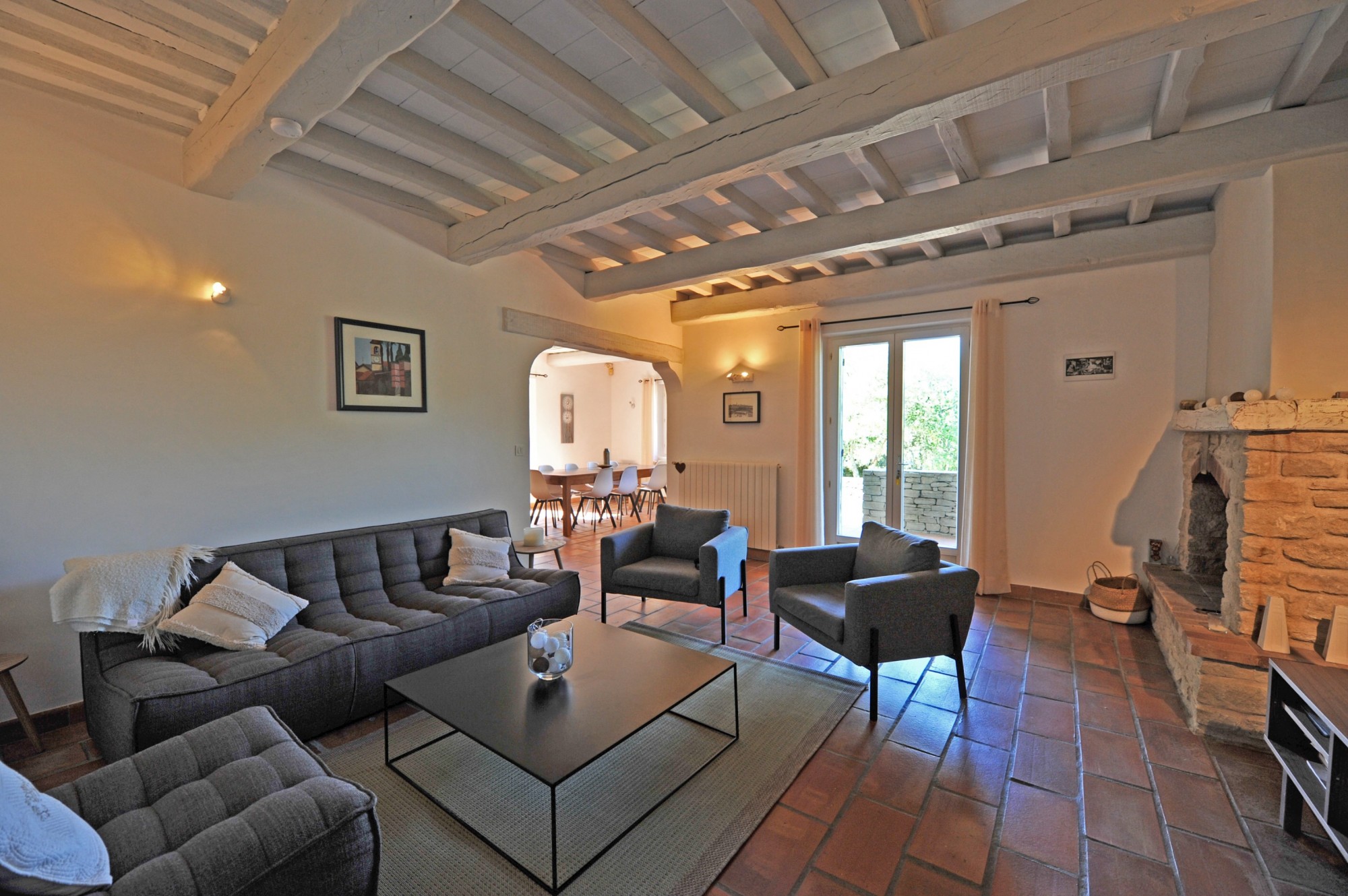 à Gordes, proche d'un hameau recherché, propriété rénovée avec piscine et dépendances.    