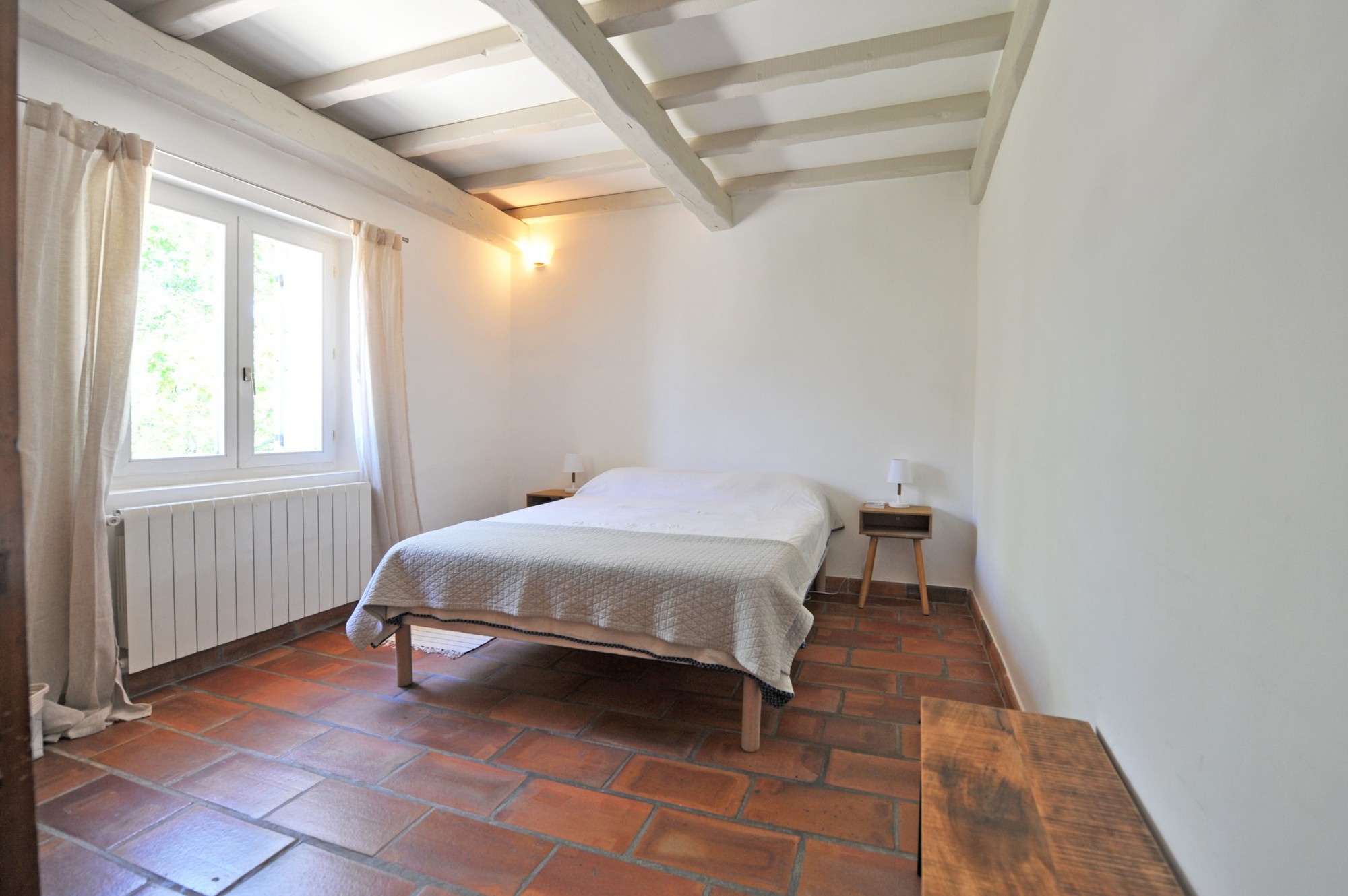 à Gordes, proche d'un hameau recherché, propriété rénovée avec piscine et dépendances.    