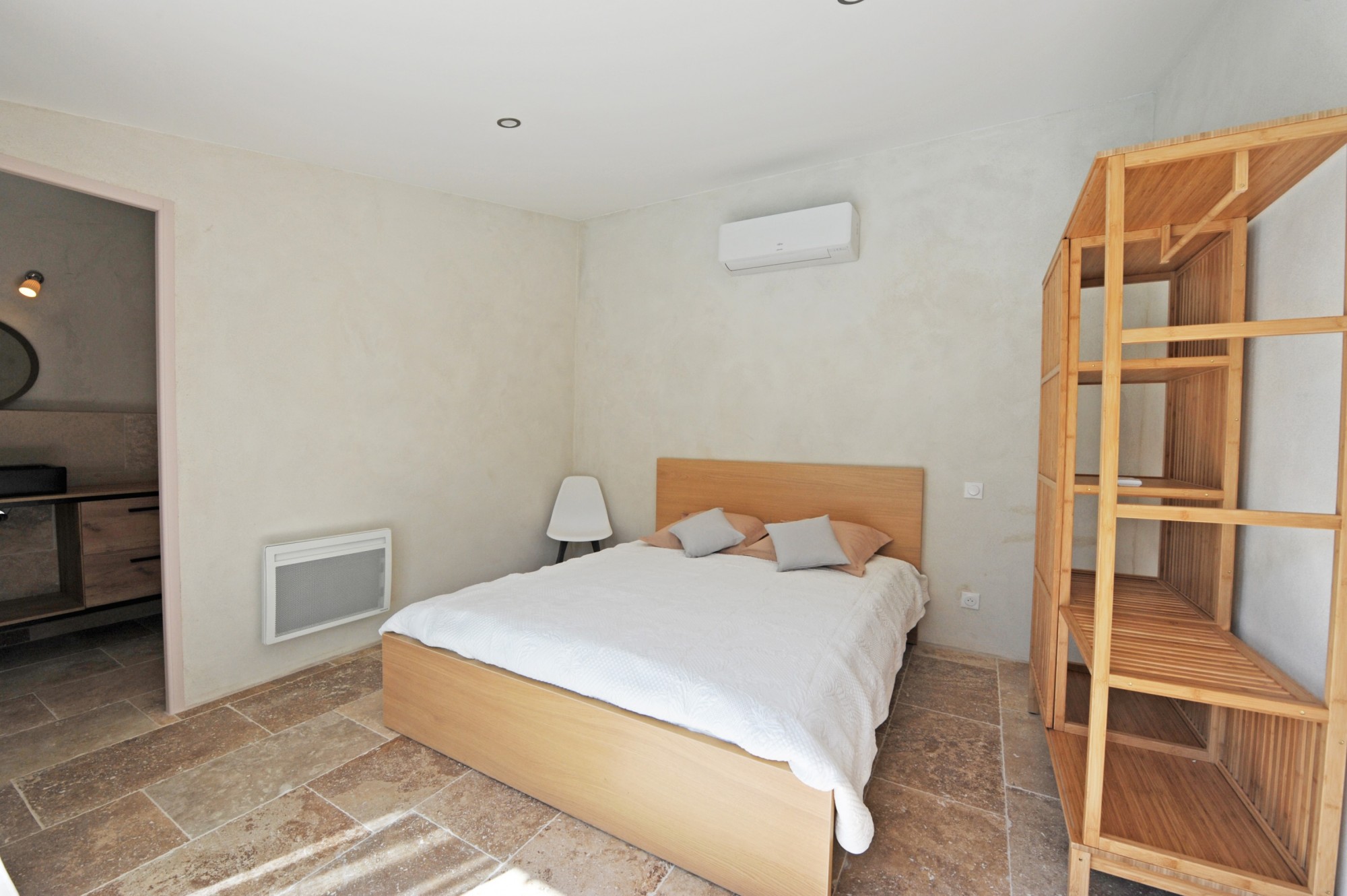 à Gordes, proche d'un hameau recherché, propriété rénovée avec piscine et dépendances.    