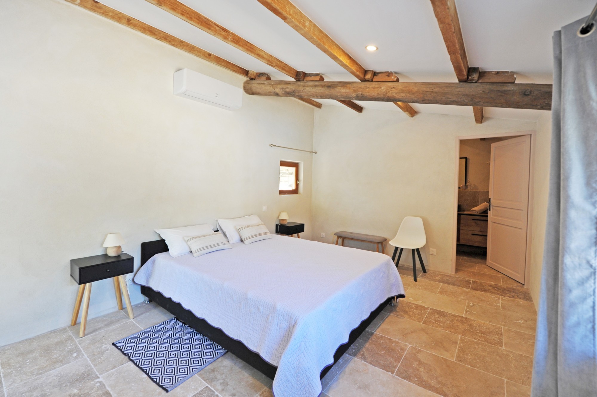 à Gordes, proche d'un hameau recherché, propriété rénovée avec piscine et dépendances.    