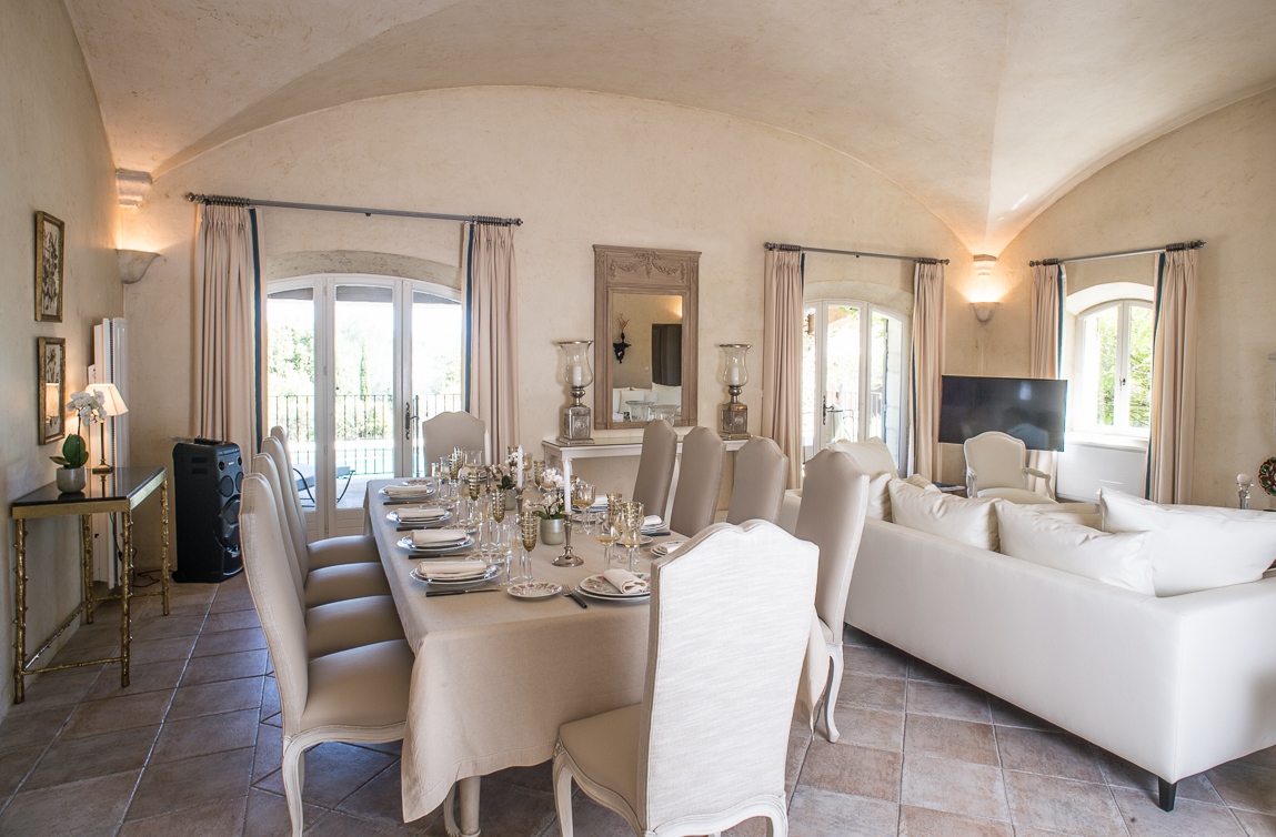 Proche Gordes, en position dominante, propriété d'exception avec service hôtelier   
