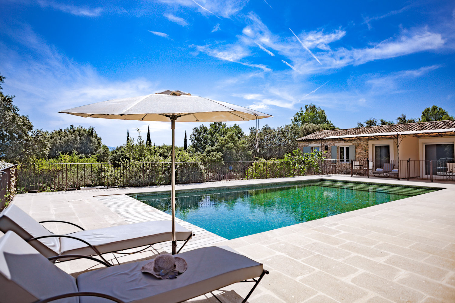 Proche Gordes, en position dominante, propriété d'exception avec service hôtelier   