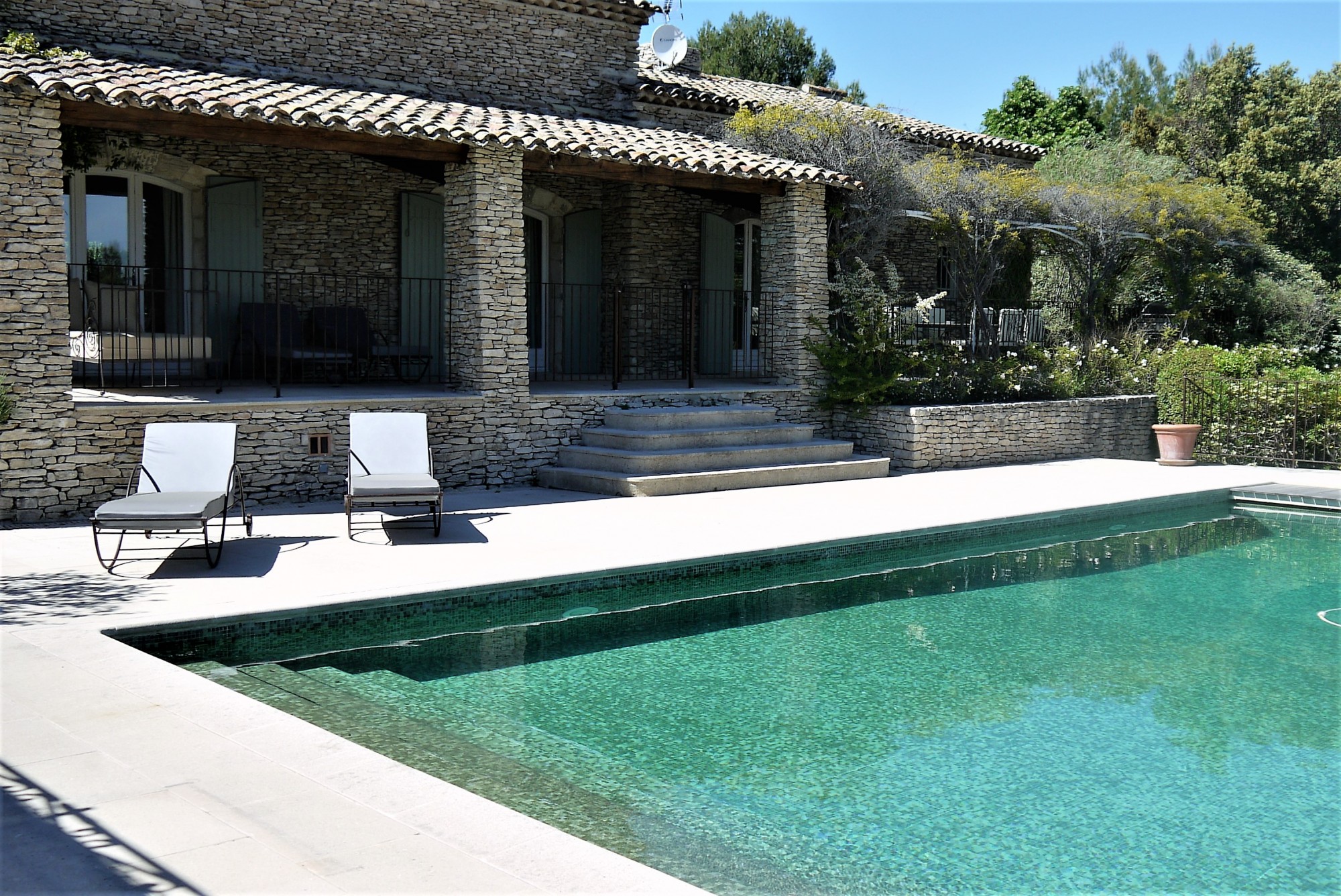 Proche Gordes, en position dominante, propriété d'exception avec service hôtelier   