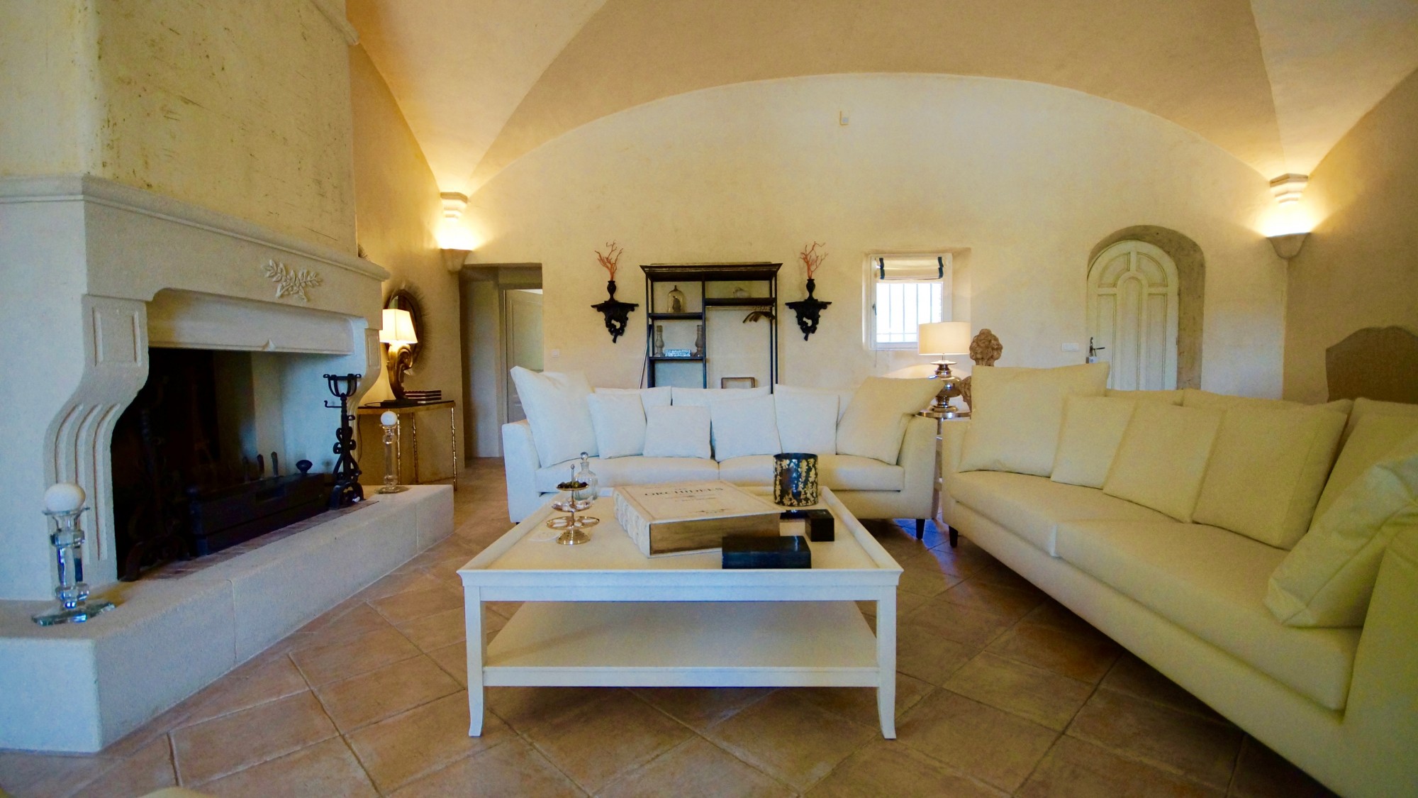 Proche Gordes, en position dominante, propriété d'exception avec service hôtelier   