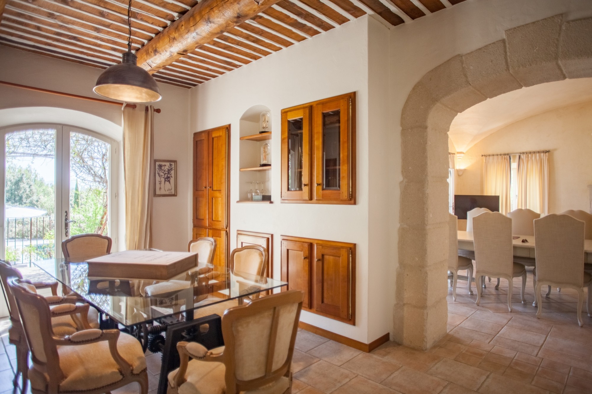 Proche Gordes, en position dominante, propriété d'exception avec service hôtelier   