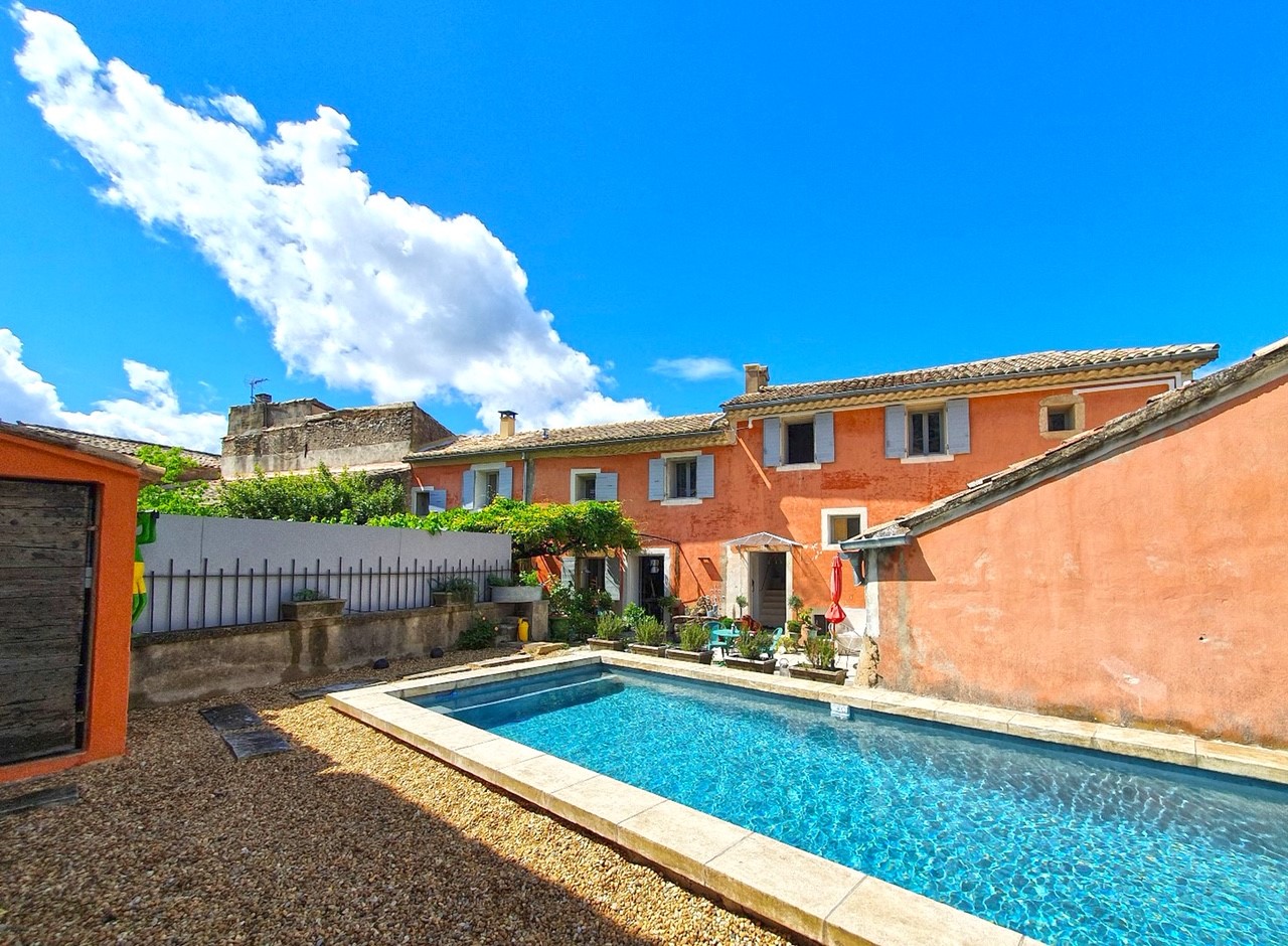 au pied du Luberon, charmante maison de 3 chambres avec piscine   