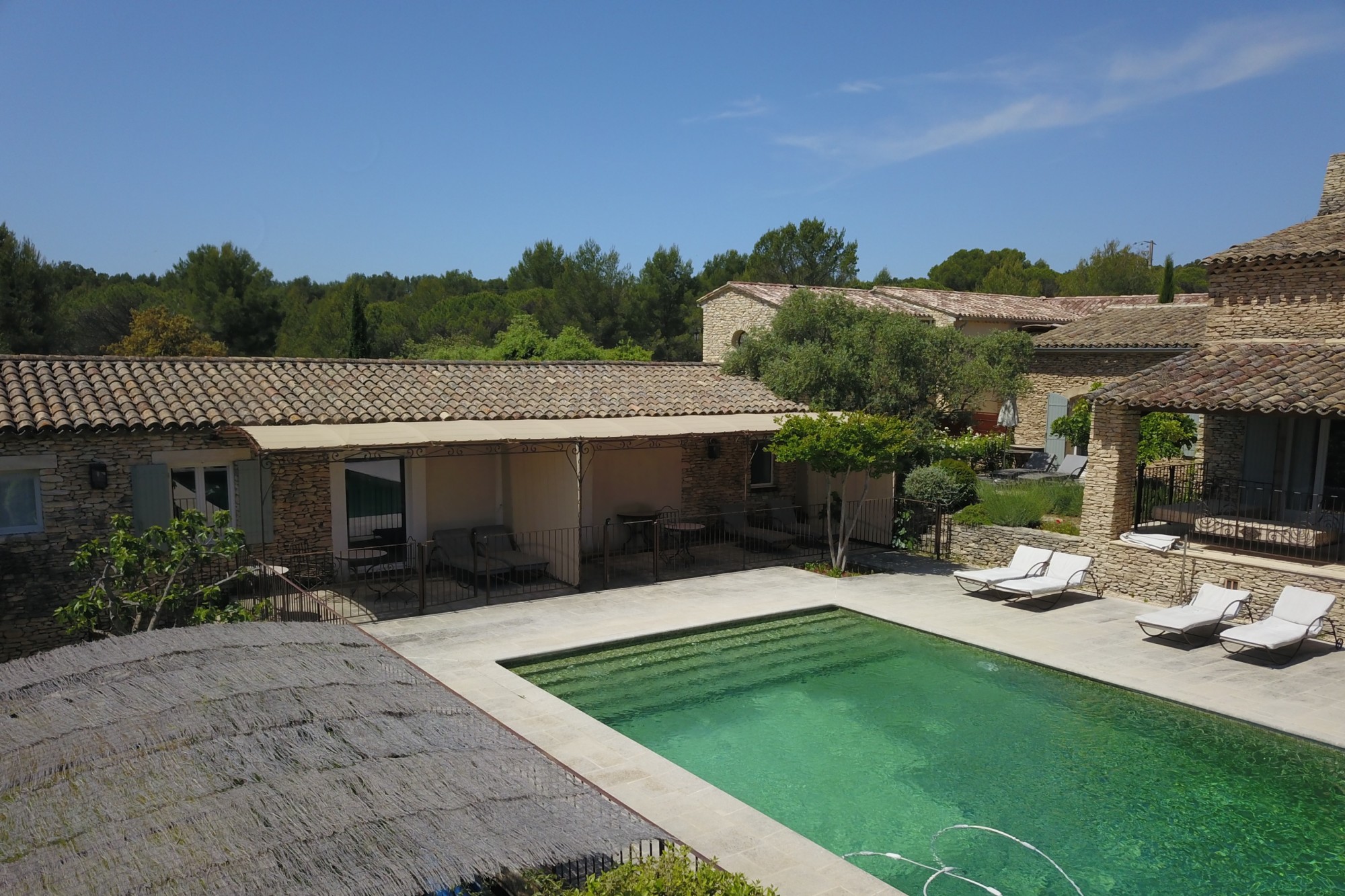 Proche Gordes, en position dominante, propriété d'exception avec service hôtelier   