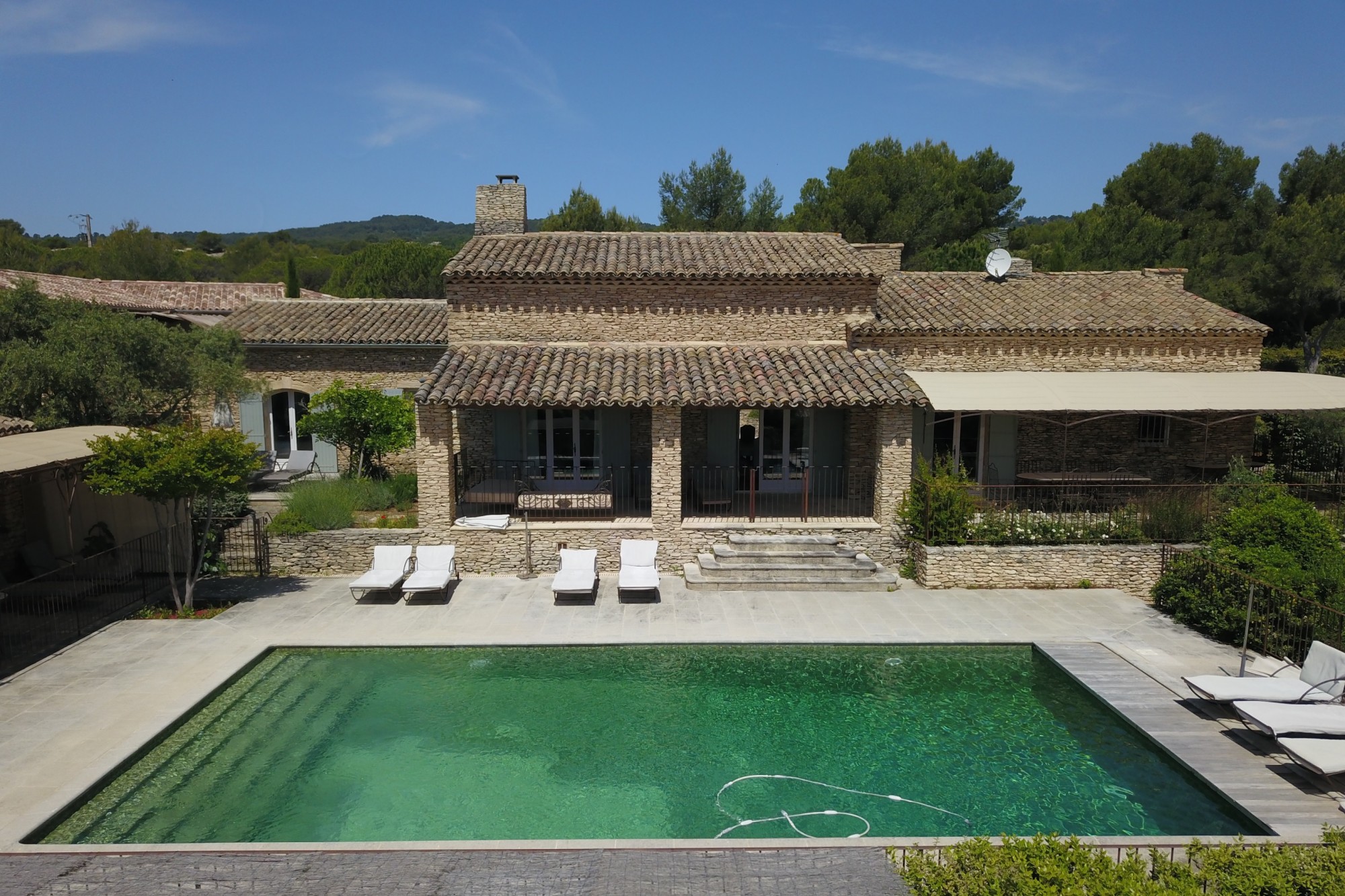 Proche Gordes, en position dominante, propriété d'exception avec service hôtelier   
