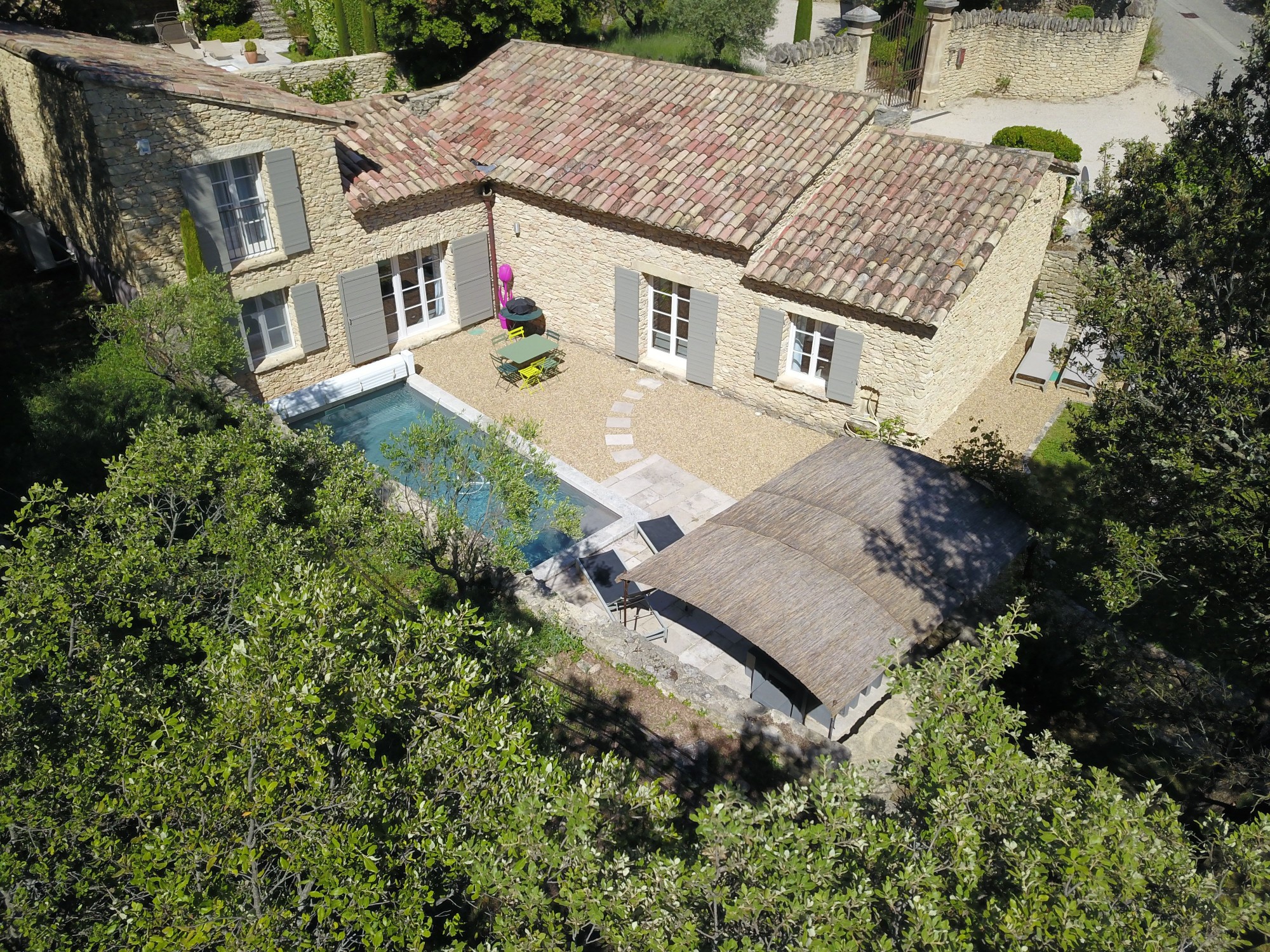 à Gordes, maison de charme proche du centre du village   