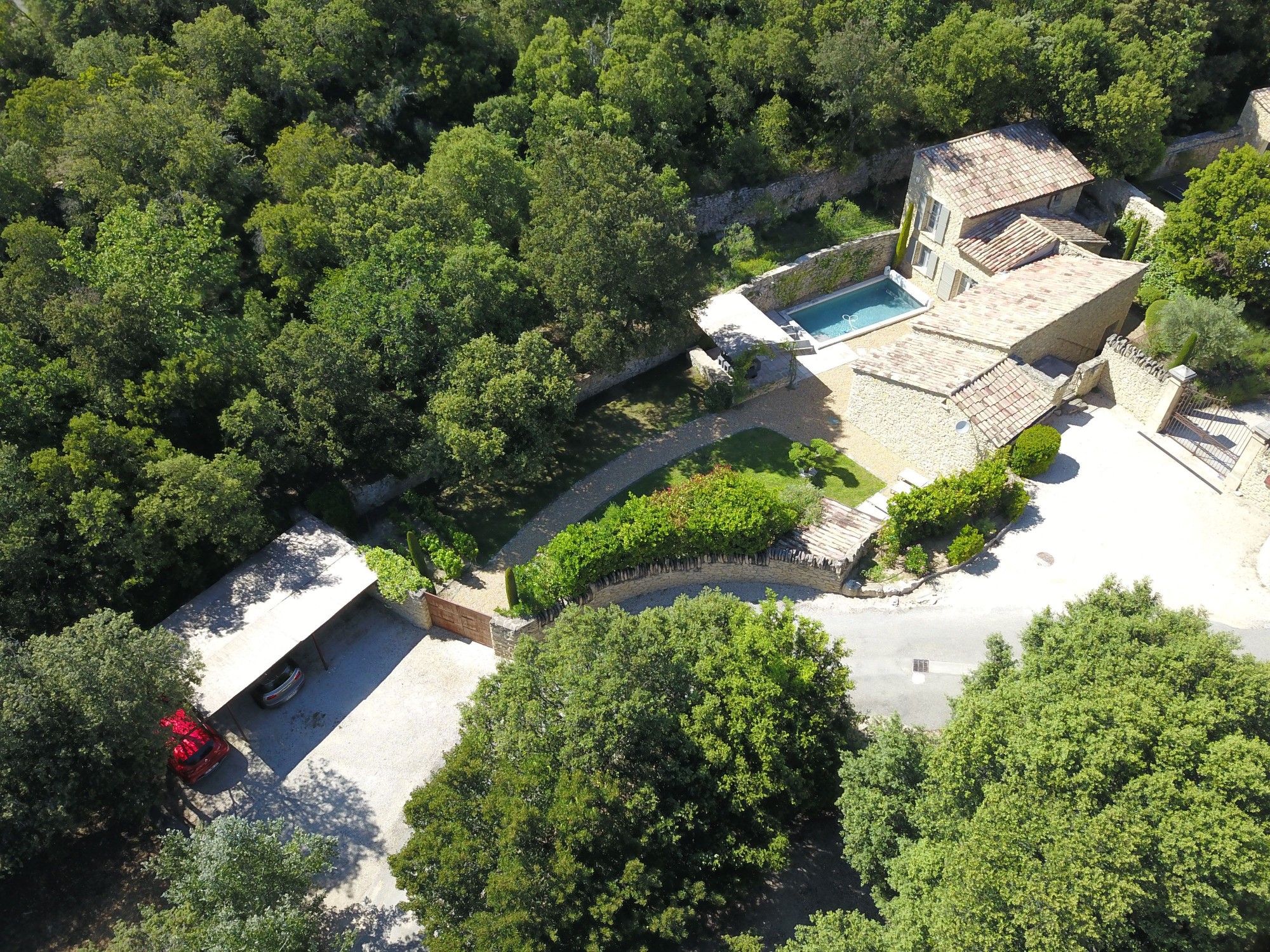 à Gordes, maison de charme proche du centre du village   
