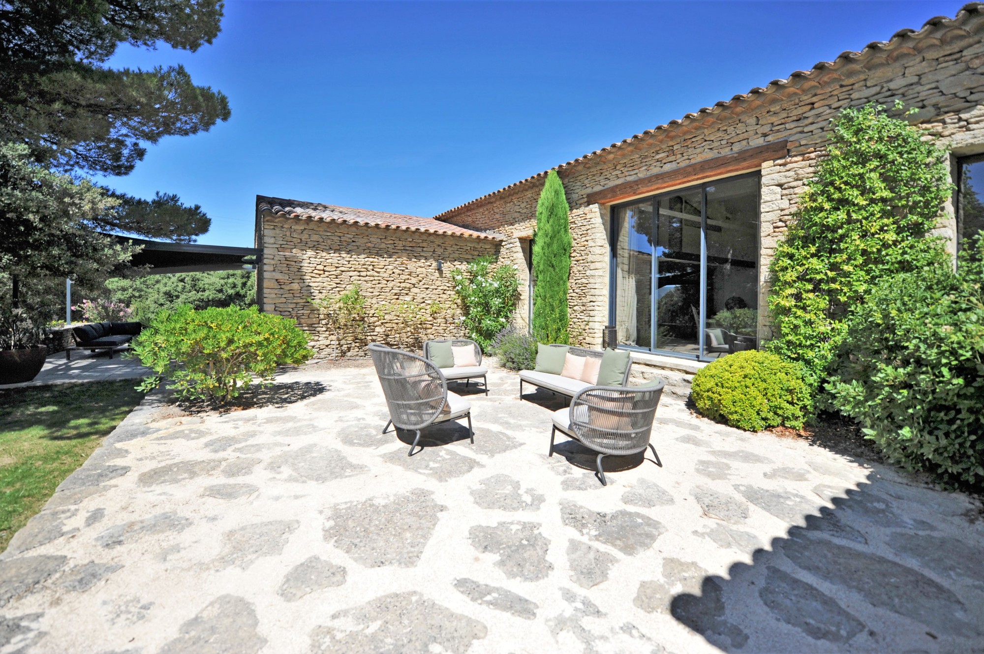 Location de prestige à Gordes, emplacement idéal pour cette propriété rénovée avec goût.   