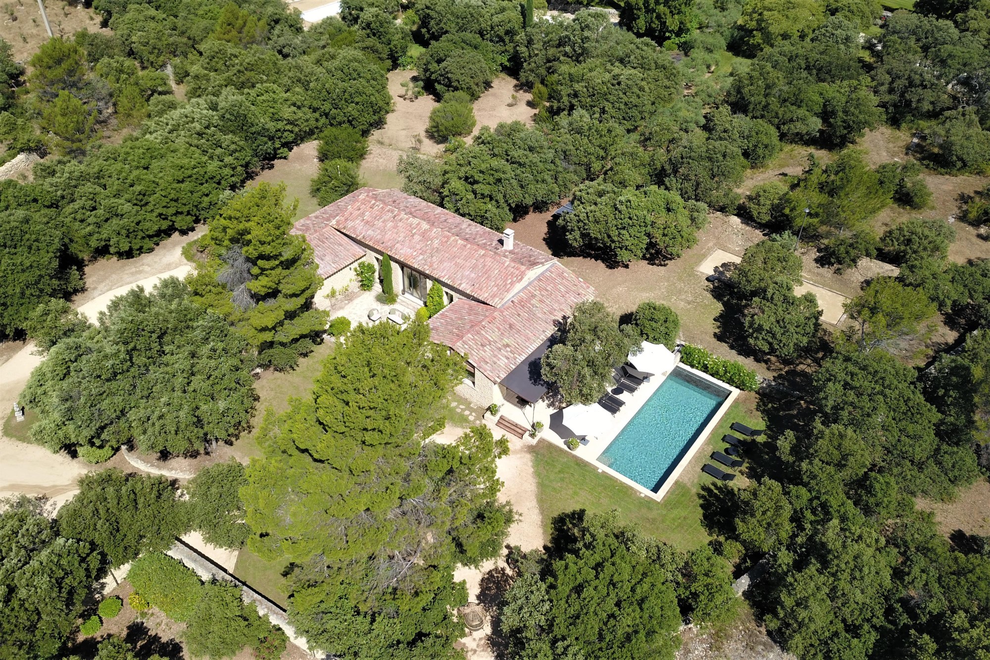 Location de prestige à Gordes, emplacement idéal pour cette propriété rénovée avec goût.   