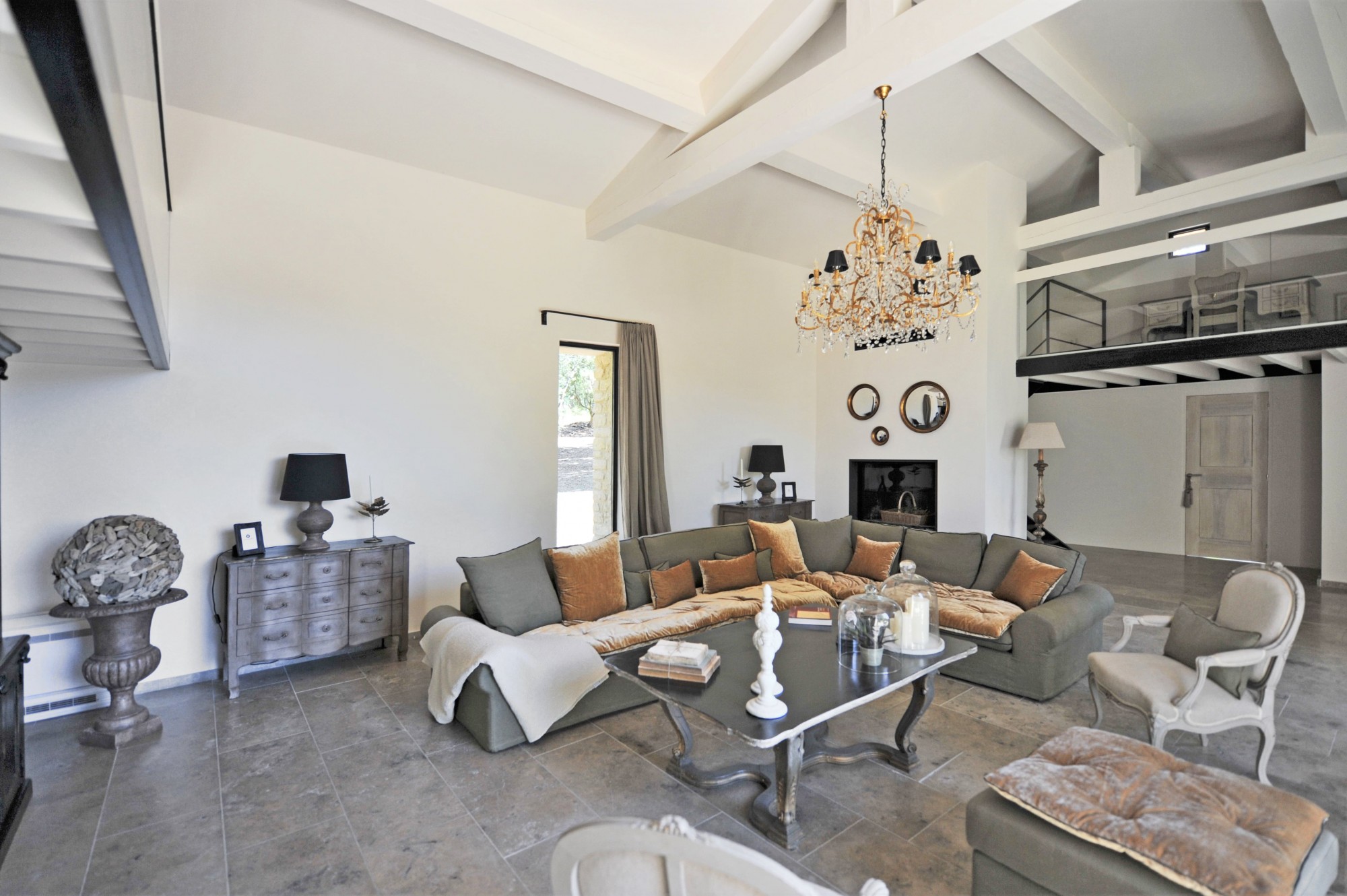 Location de prestige à Gordes, emplacement idéal pour cette propriété rénovée avec goût.   