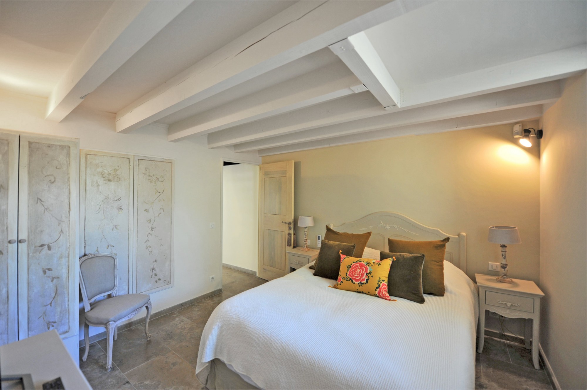 Location de prestige à Gordes, emplacement idéal pour cette propriété rénovée avec goût.   