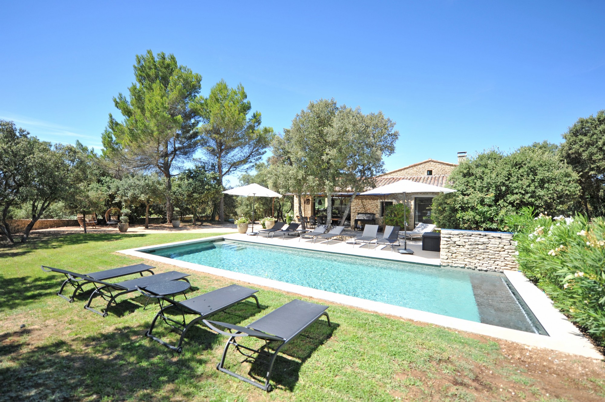 Location de prestige à Gordes, emplacement idéal pour cette propriété rénovée avec goût.   