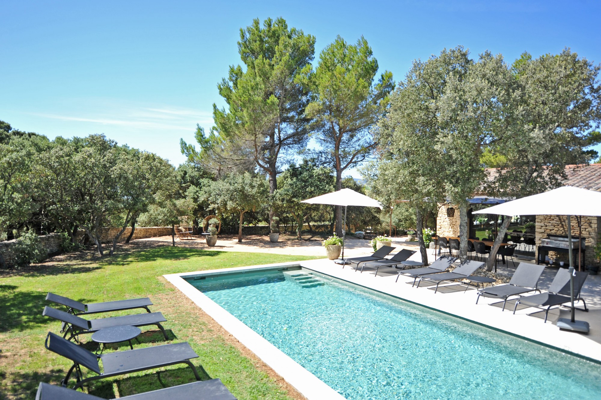 Location de prestige à Gordes, emplacement idéal pour cette propriété rénovée avec goût.   