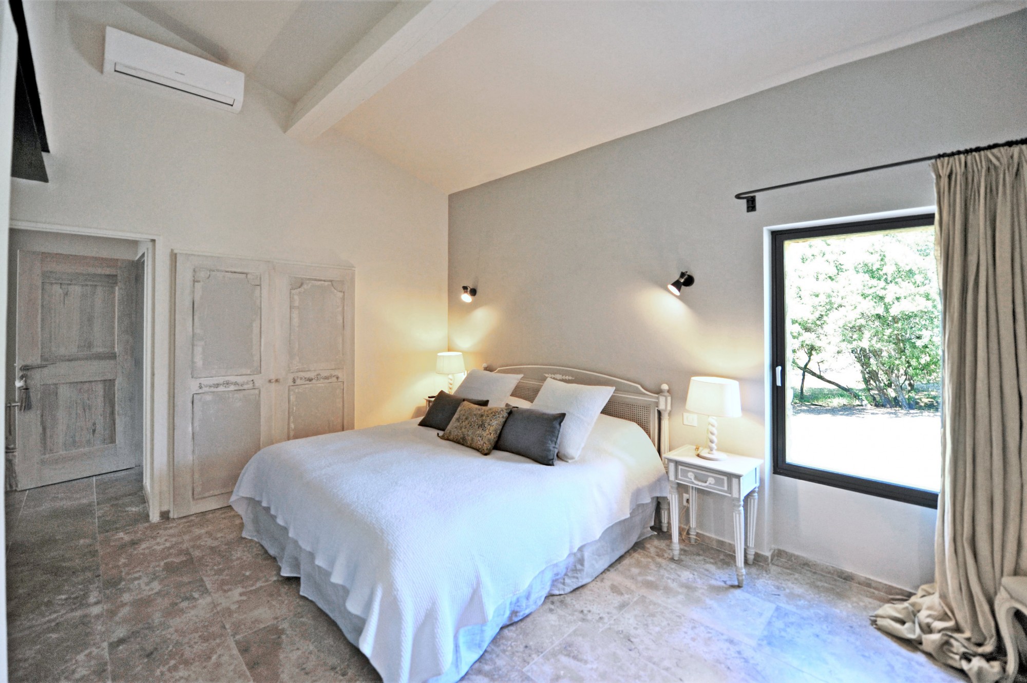 Location de prestige à Gordes, emplacement idéal pour cette propriété rénovée avec goût.   