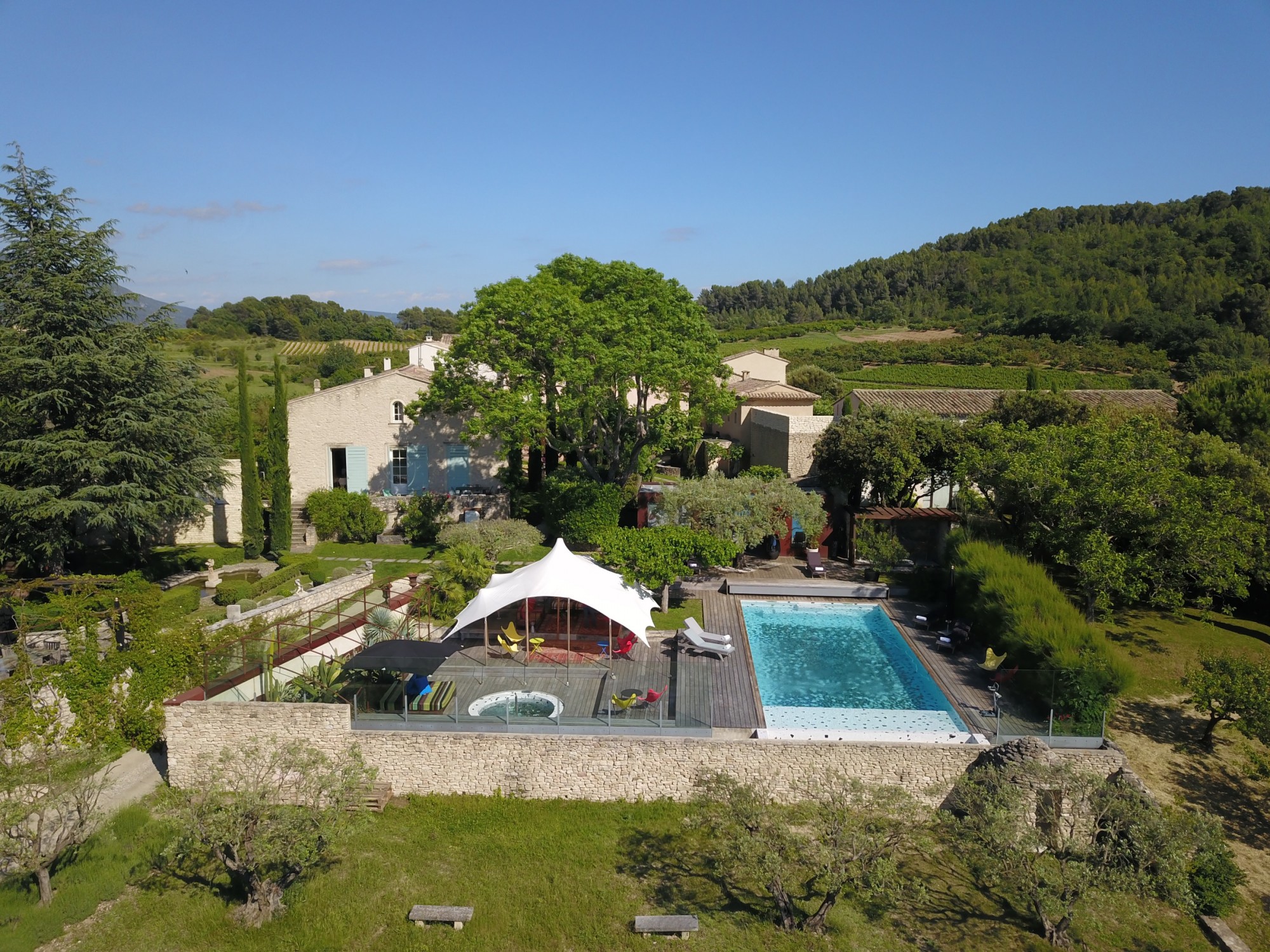 d'exception, à quelques minutes des villages perchés du Luberon, sublime propriété d'artistes   