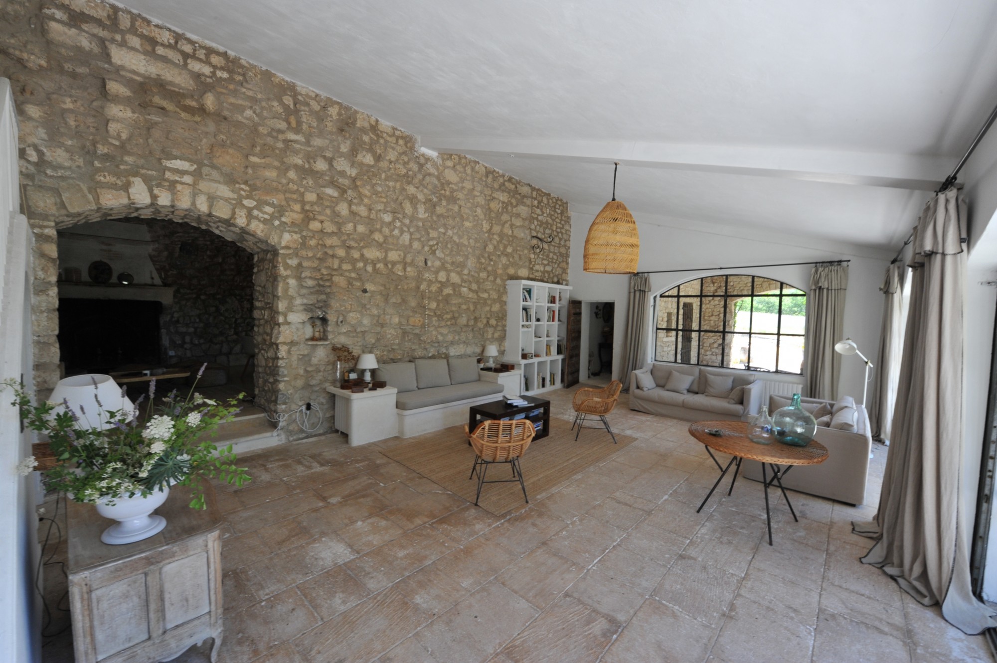 Location proche de Gordes, bergerie rénovée avec piscine au cœur de 7 hectares   