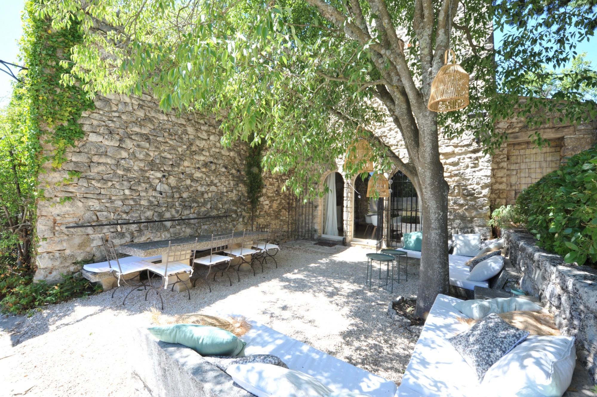 Location proche de Gordes, bergerie rénovée avec piscine au cœur de 7 hectares   